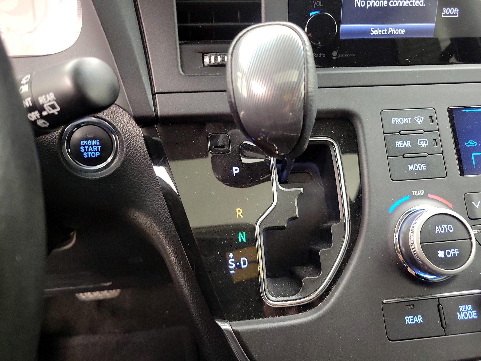 Thumbnail: 2015 Toyota Sienna - 17