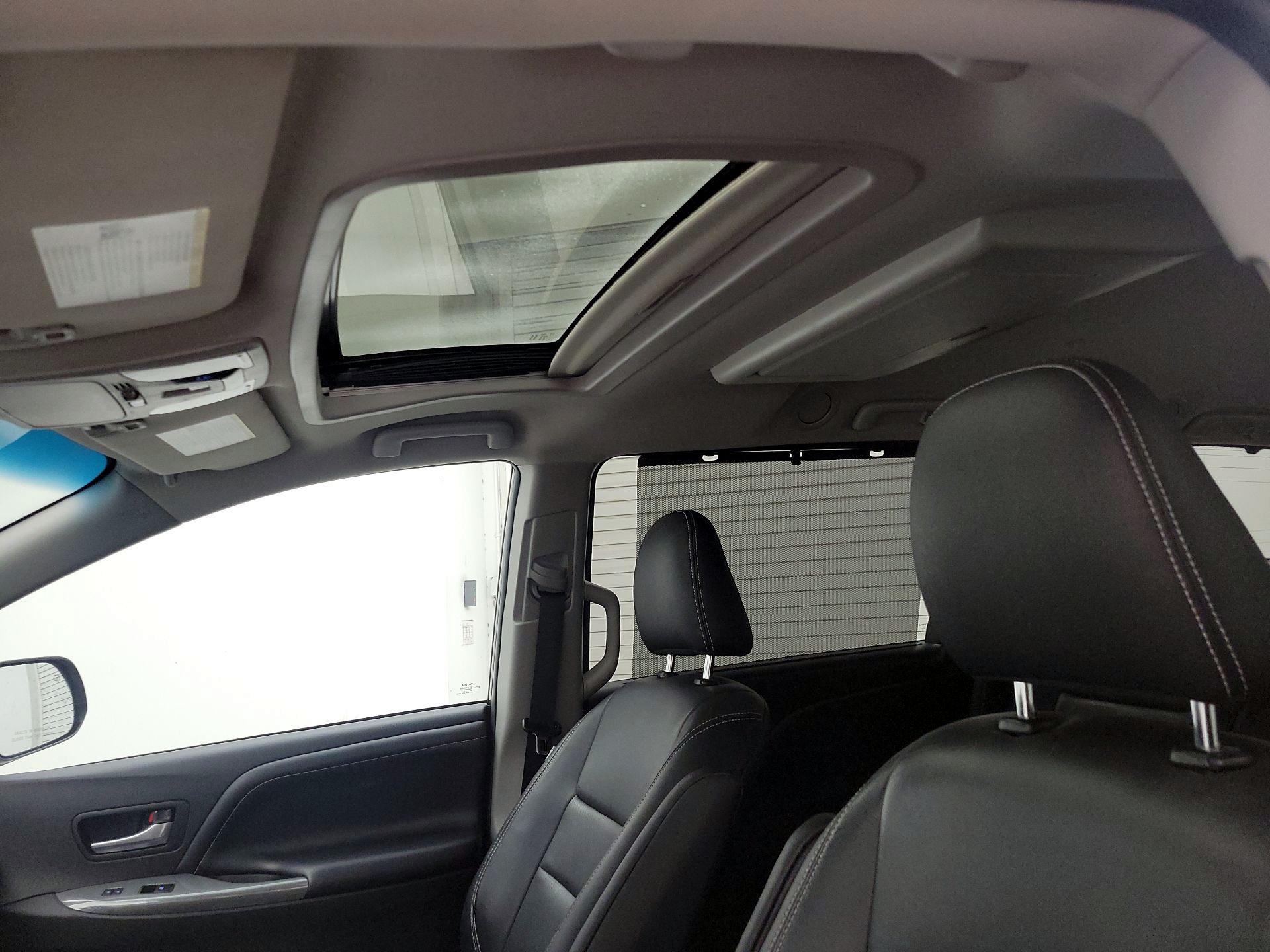 Thumbnail: 2015 Toyota Sienna - 19