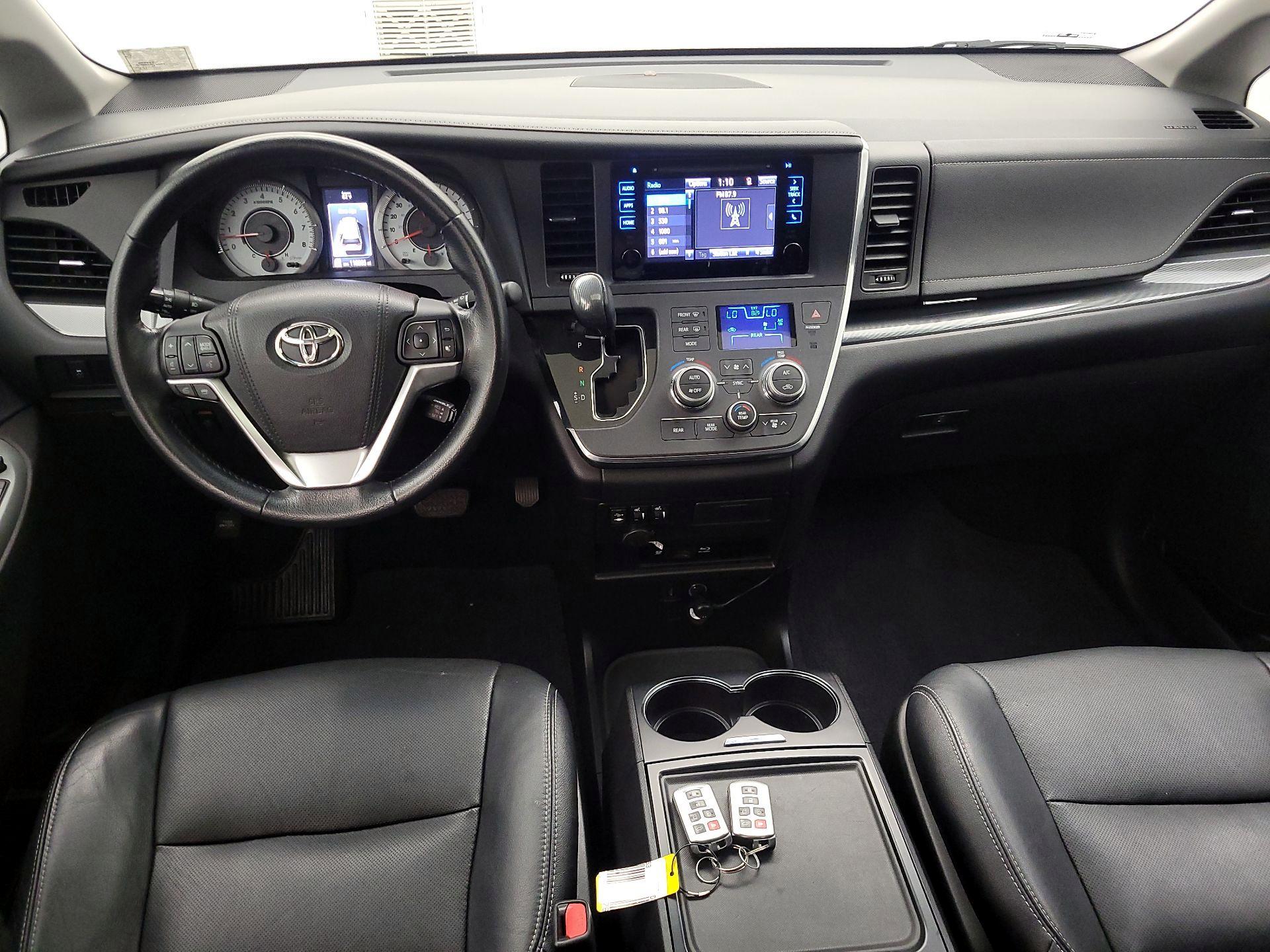 Thumbnail: 2015 Toyota Sienna - 9