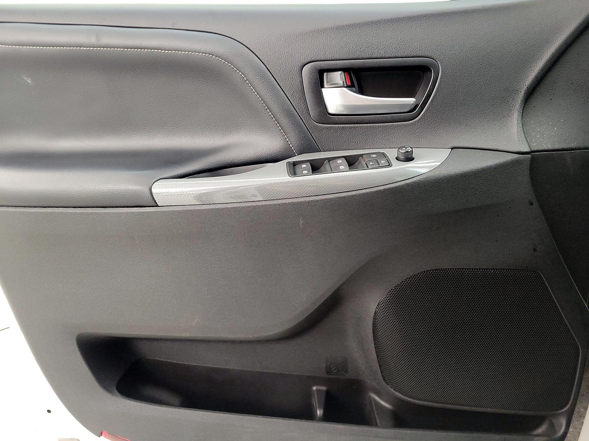 Thumbnail: 2015 Toyota Sienna - 12
