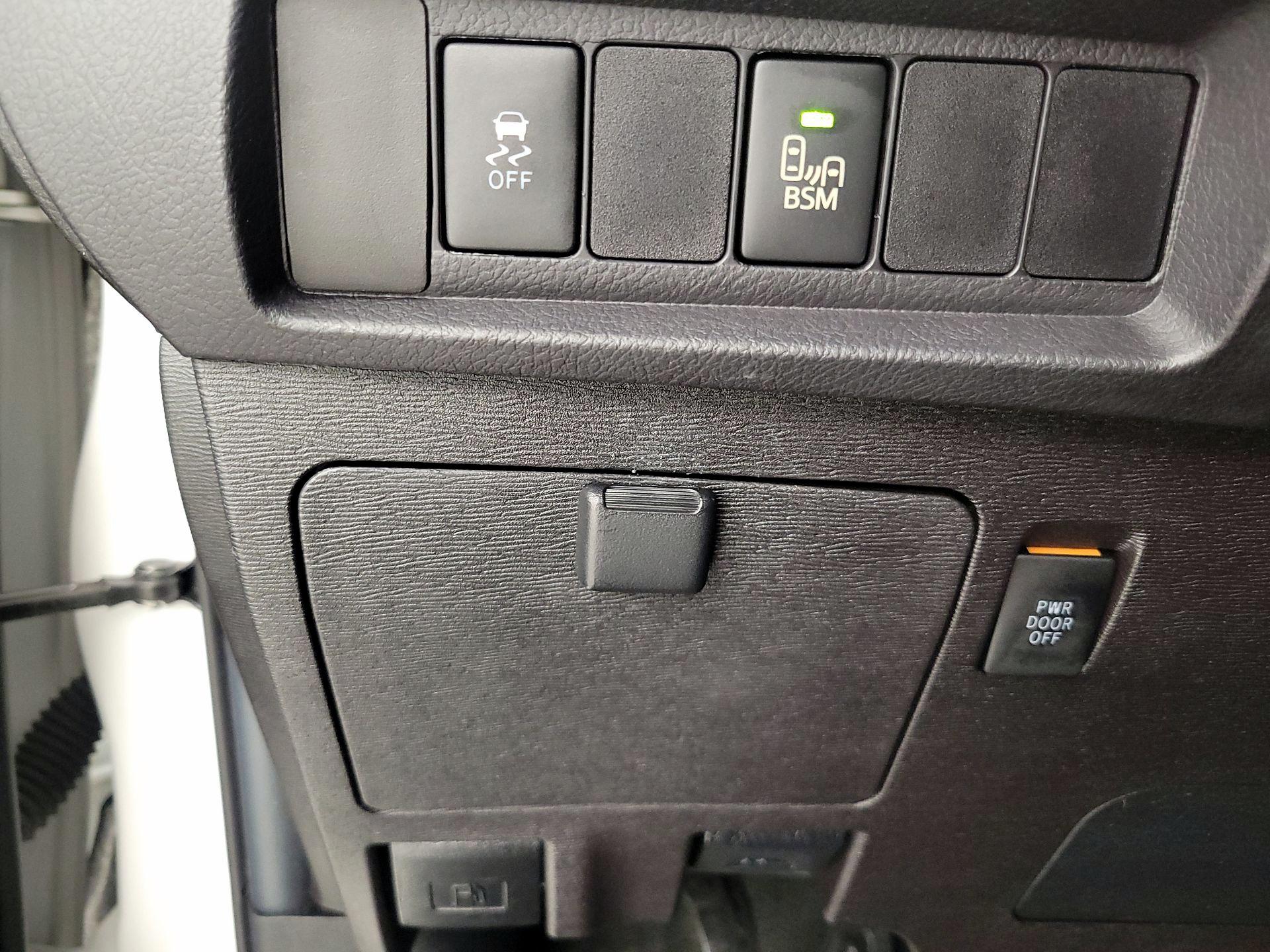 Thumbnail: 2015 Toyota Sienna - 13
