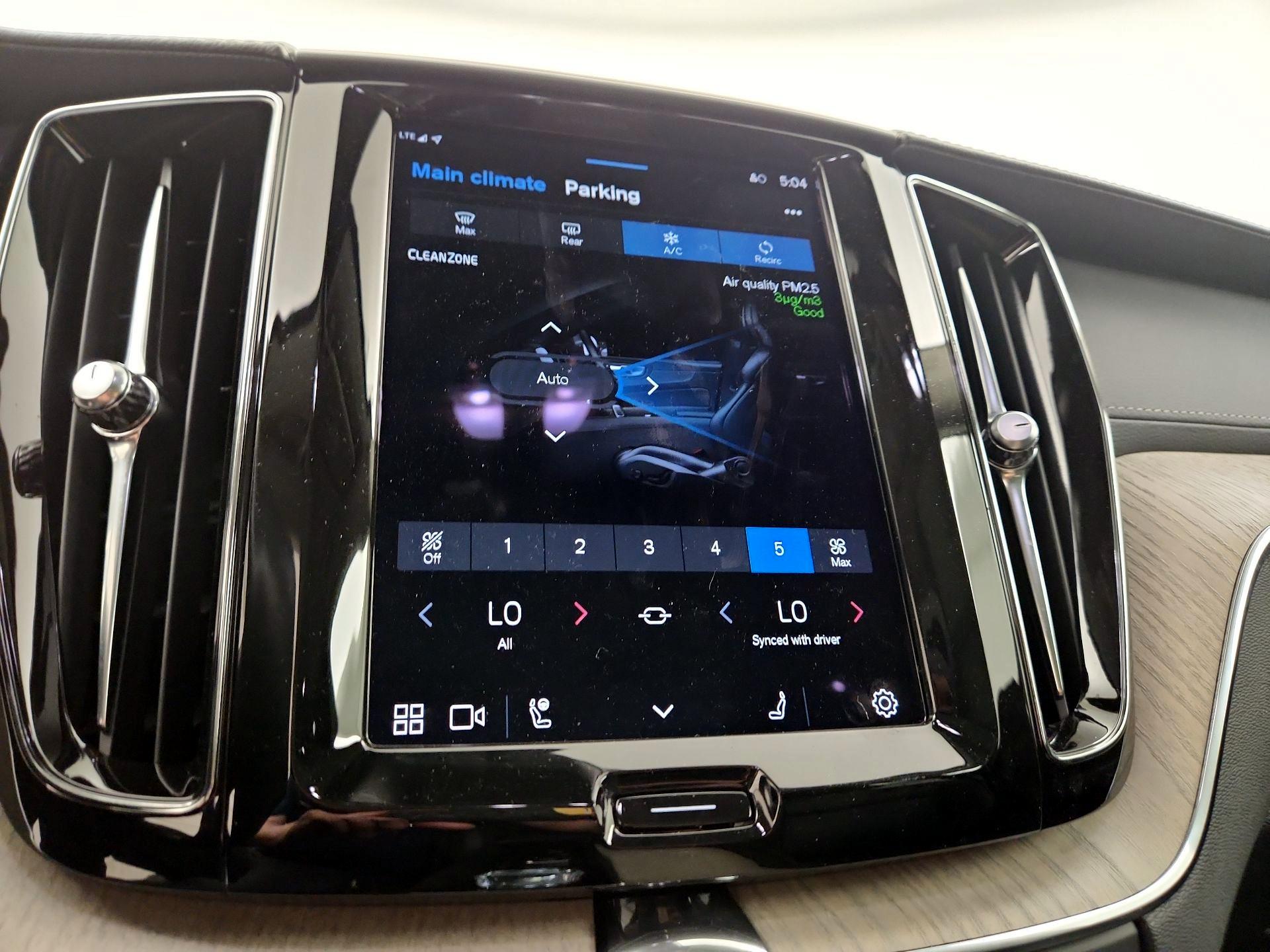 Thumbnail: 2022 Volvo XC60 - 16