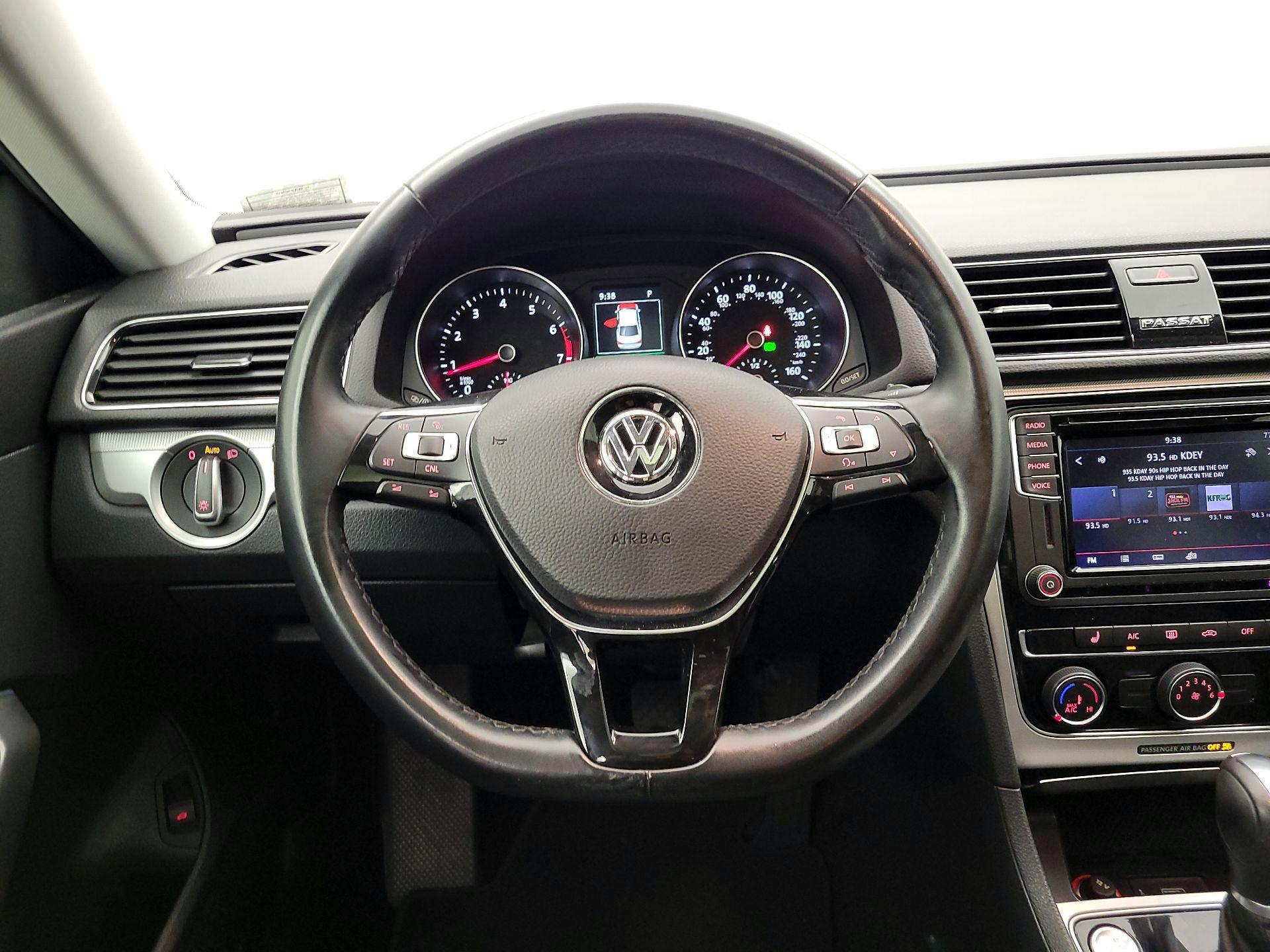 Thumbnail: 2019 Volkswagen Passat - 10