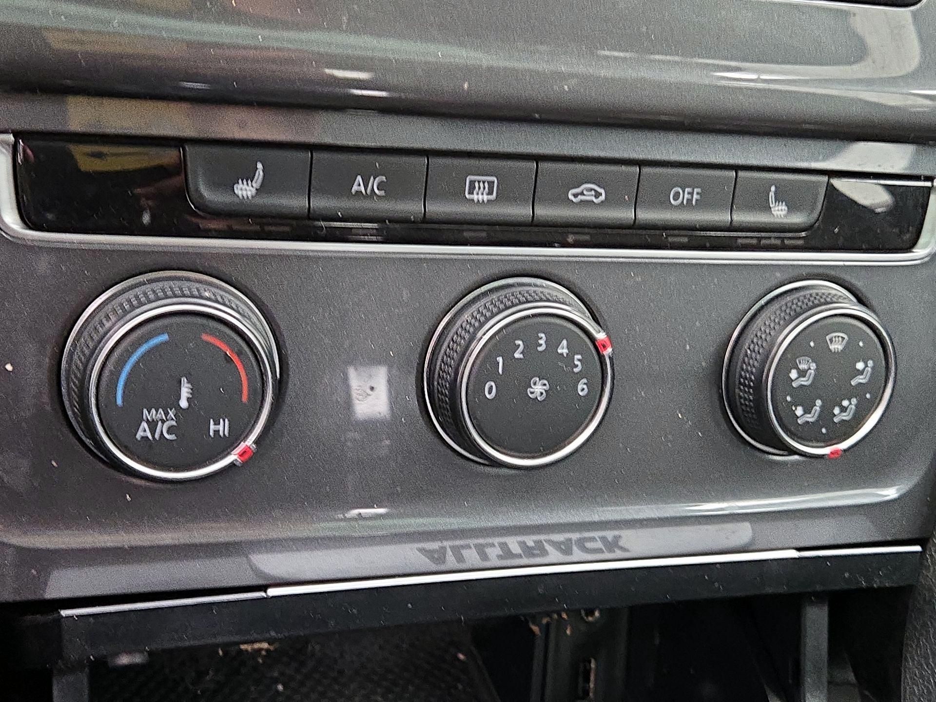 Thumbnail: 2017 Volkswagen Golf - 16