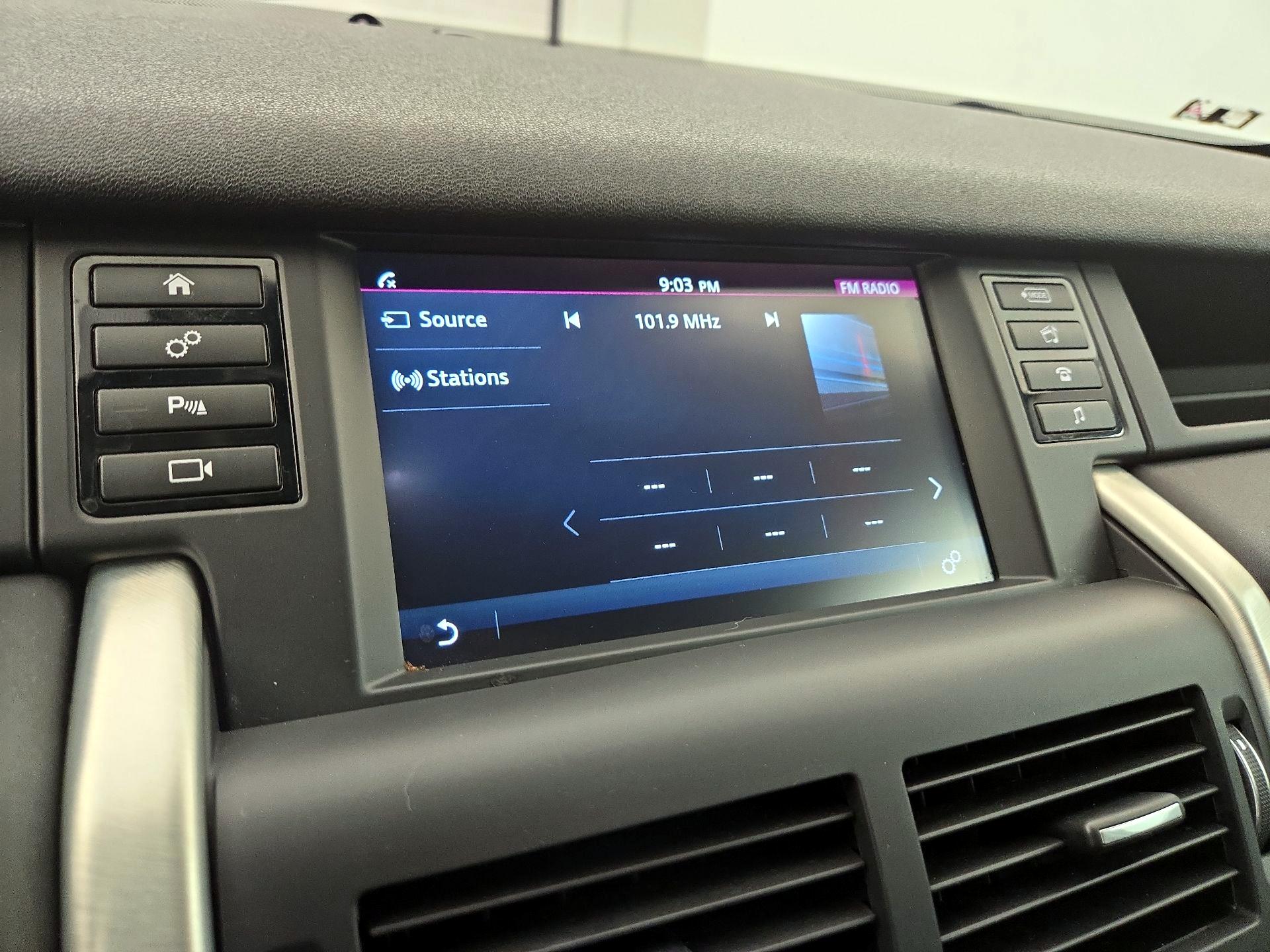 Thumbnail: 2017 Land Rover Discovery Sport - 15