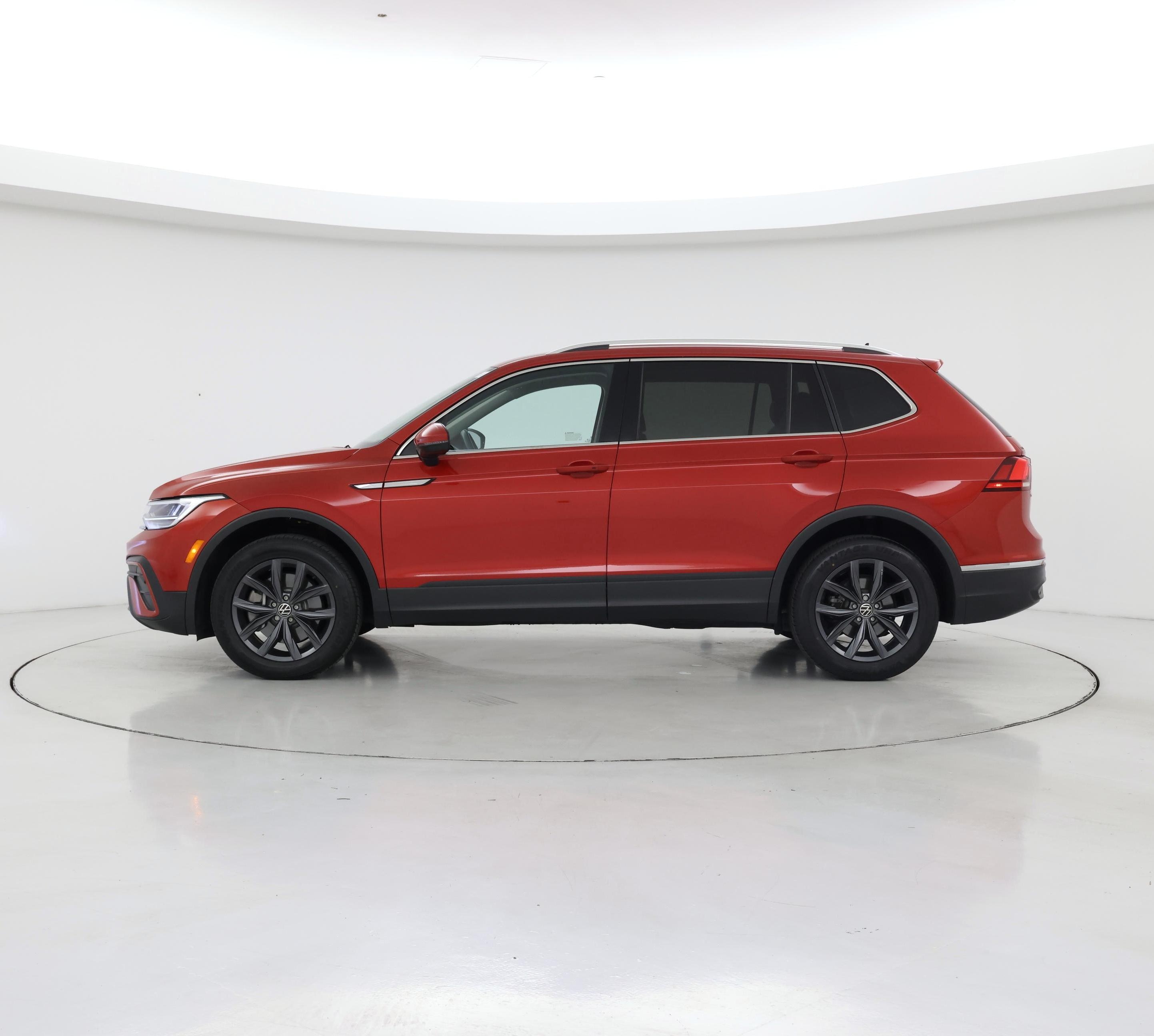 Thumbnail: 2023 Volkswagen Tiguan - 3