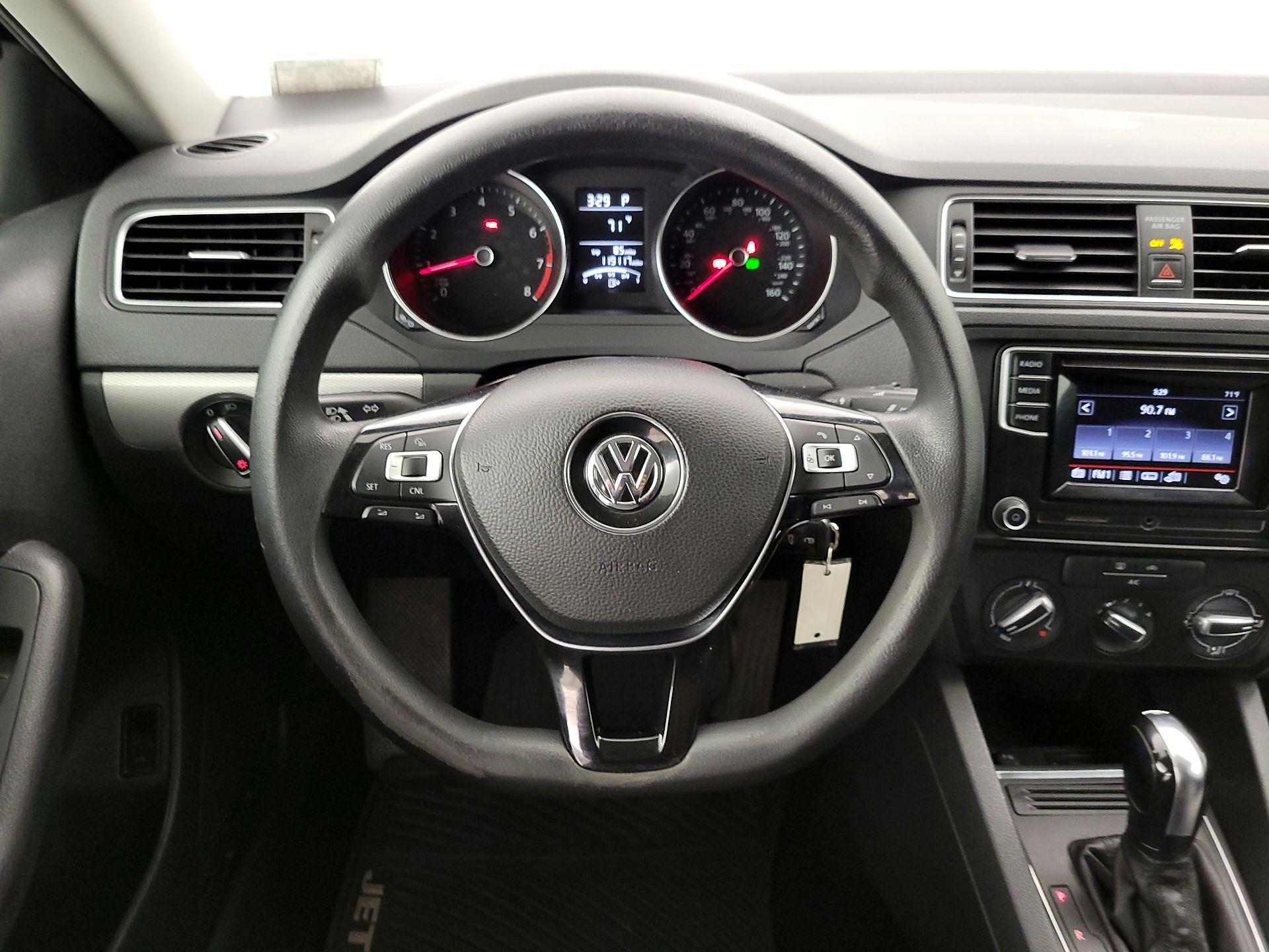 Thumbnail: 2017 Volkswagen Jetta - 10