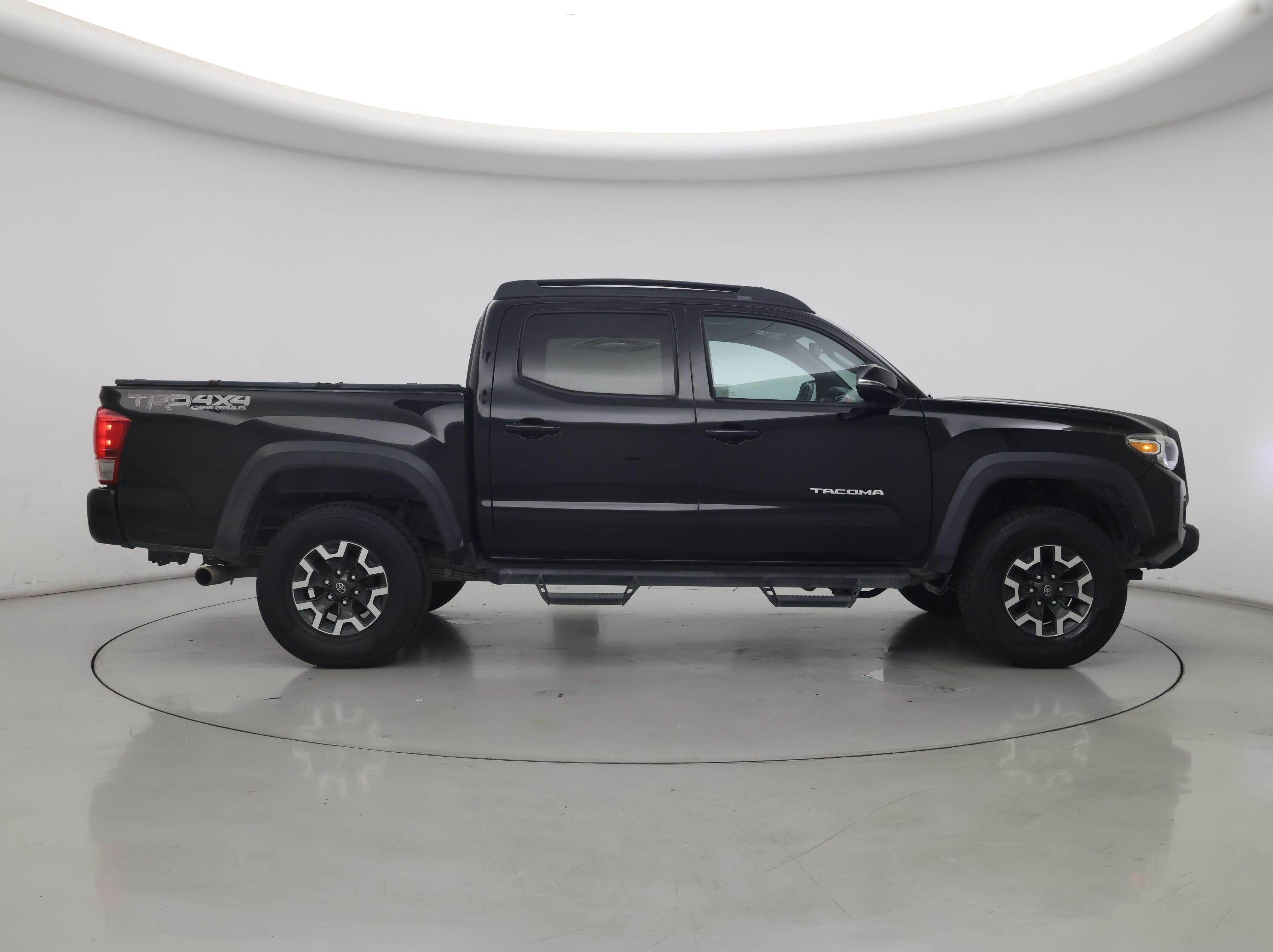 Thumbnail: 2017 Toyota Tacoma - 7