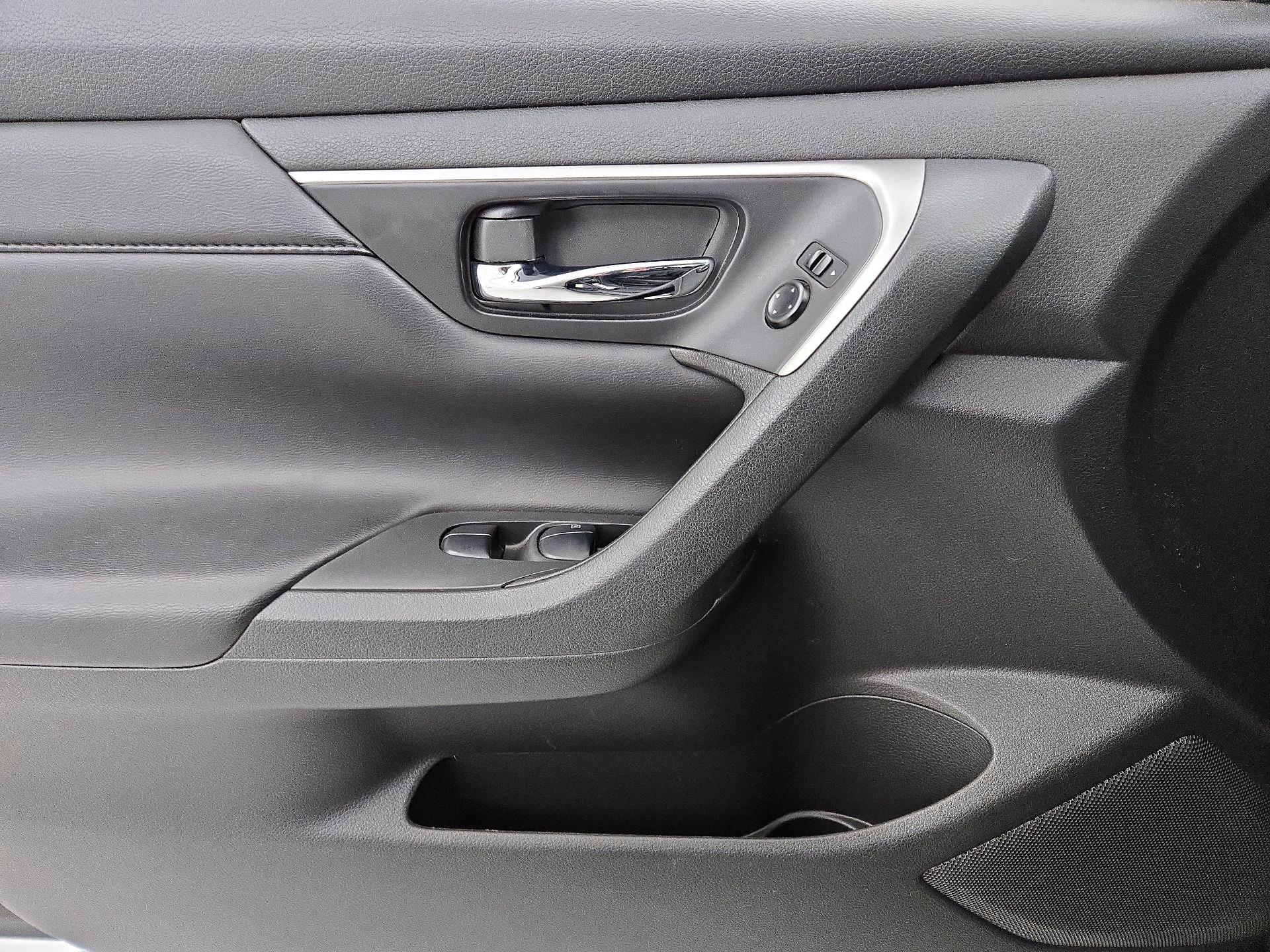 Thumbnail: 2015 Nissan Altima - 12