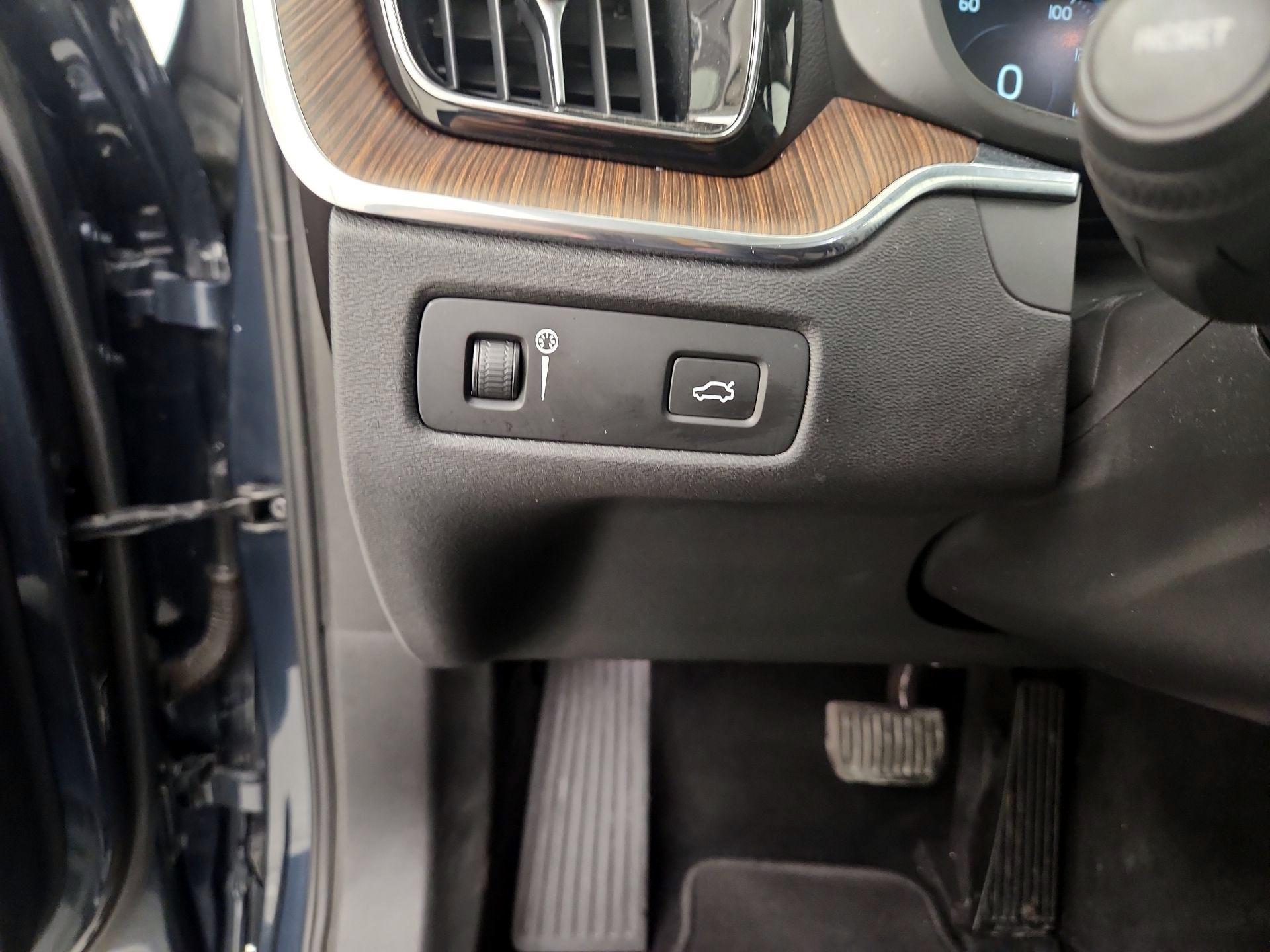 Thumbnail: 2020 Volvo XC60 - 13