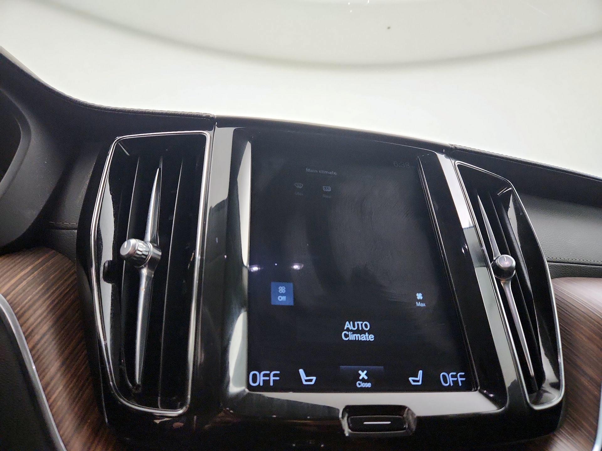 Thumbnail: 2020 Volvo XC60 - 17