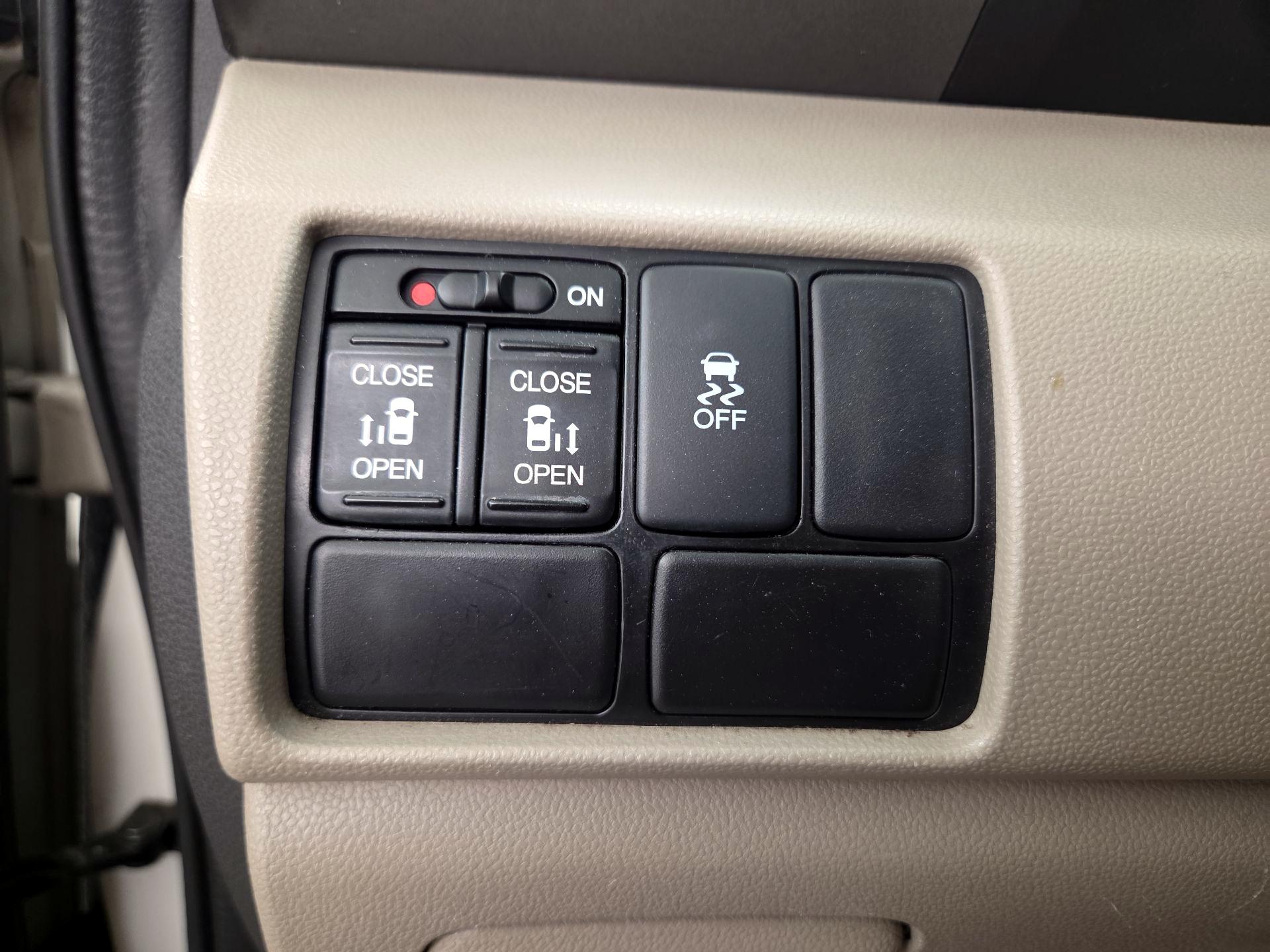 Thumbnail: 2016 Honda Odyssey - 13