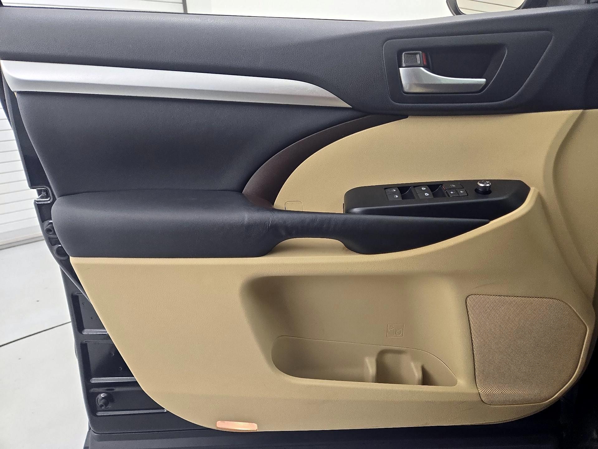 Thumbnail: 2015 Toyota Highlander - 12
