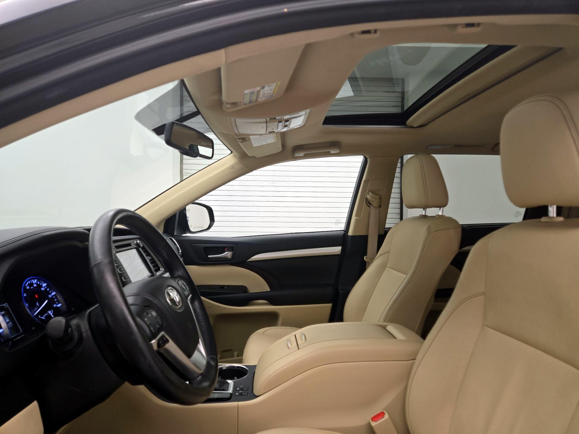 Thumbnail: 2015 Toyota Highlander - 20