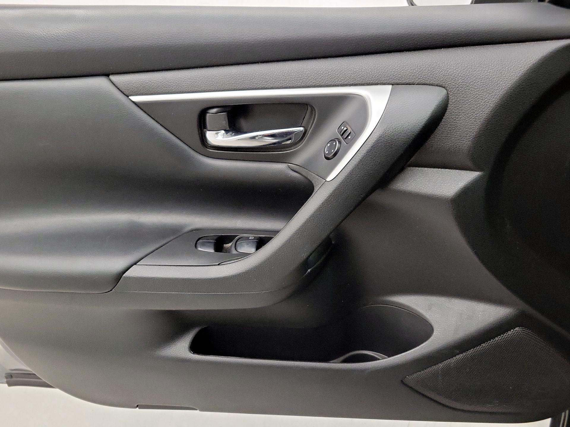 Thumbnail: 2016 Nissan Altima - 12