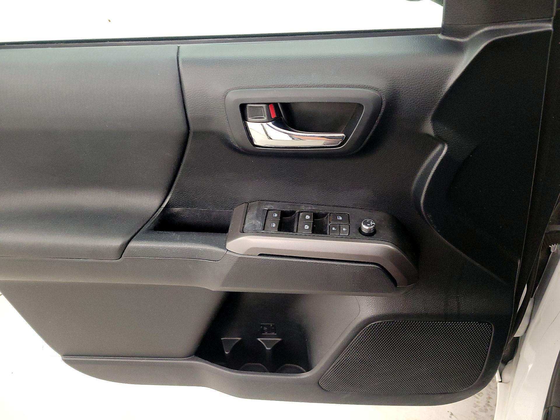 Thumbnail: 2016 Toyota Tacoma - 12