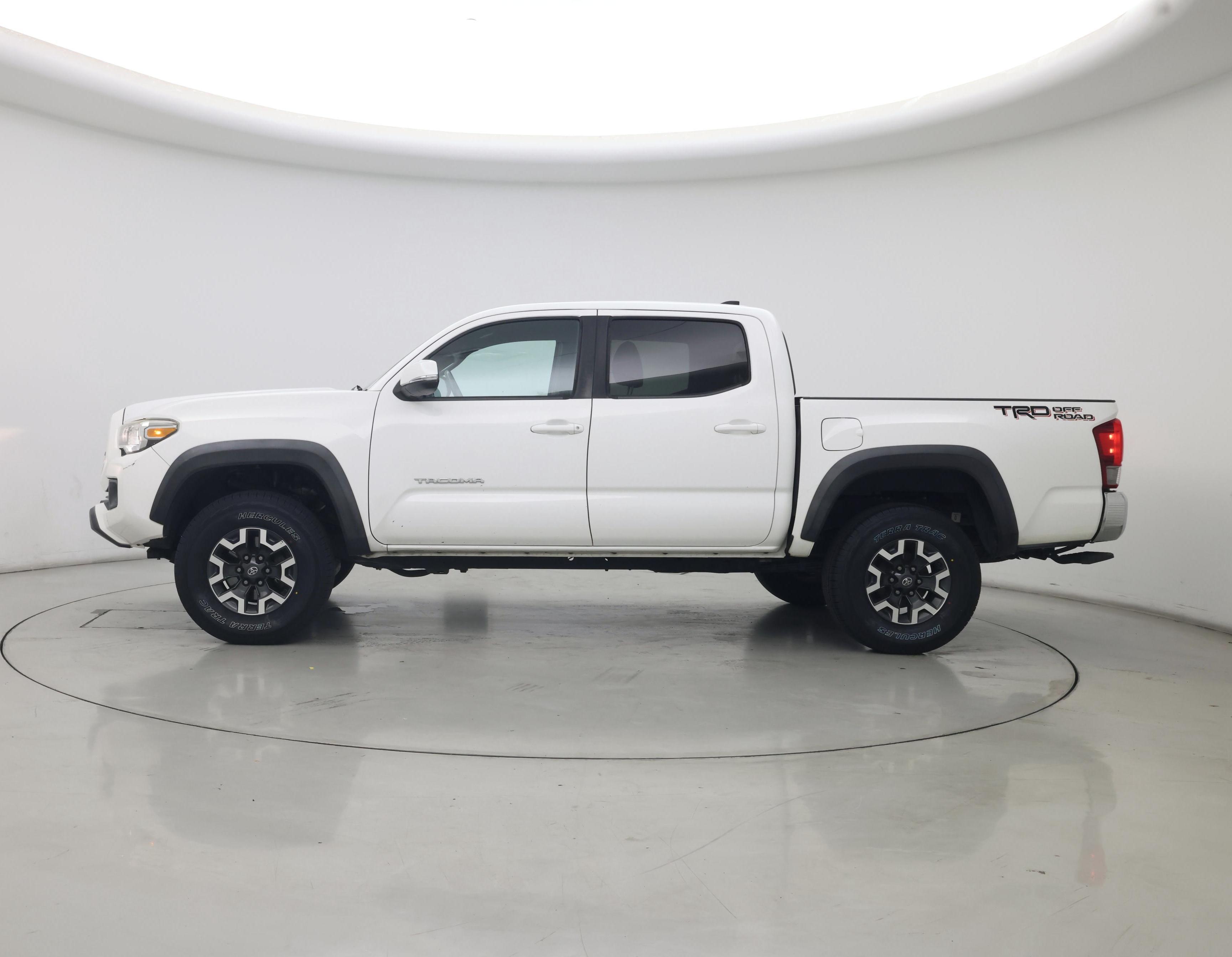 Thumbnail: 2016 Toyota Tacoma - 3