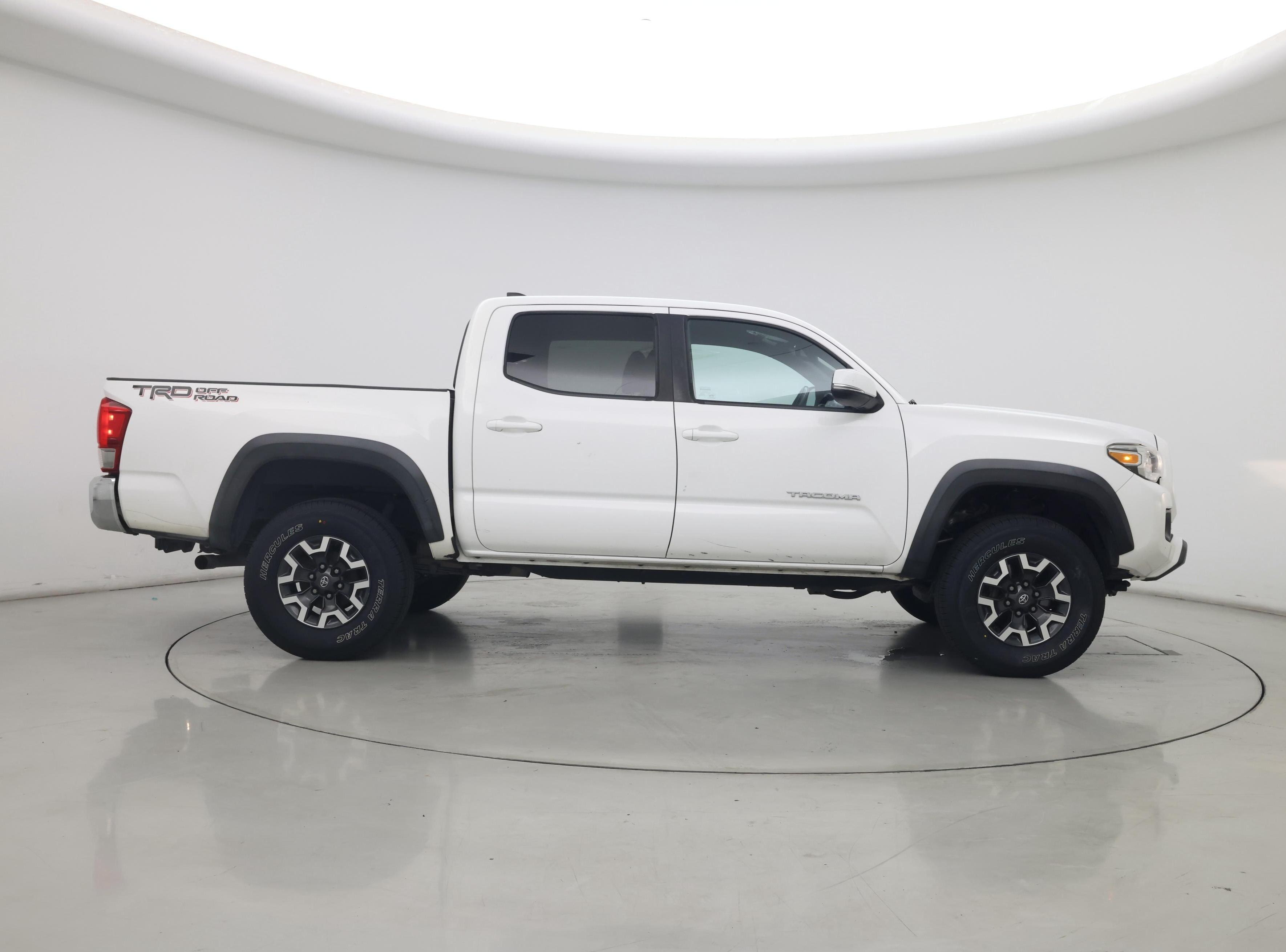 Thumbnail: 2016 Toyota Tacoma - 7