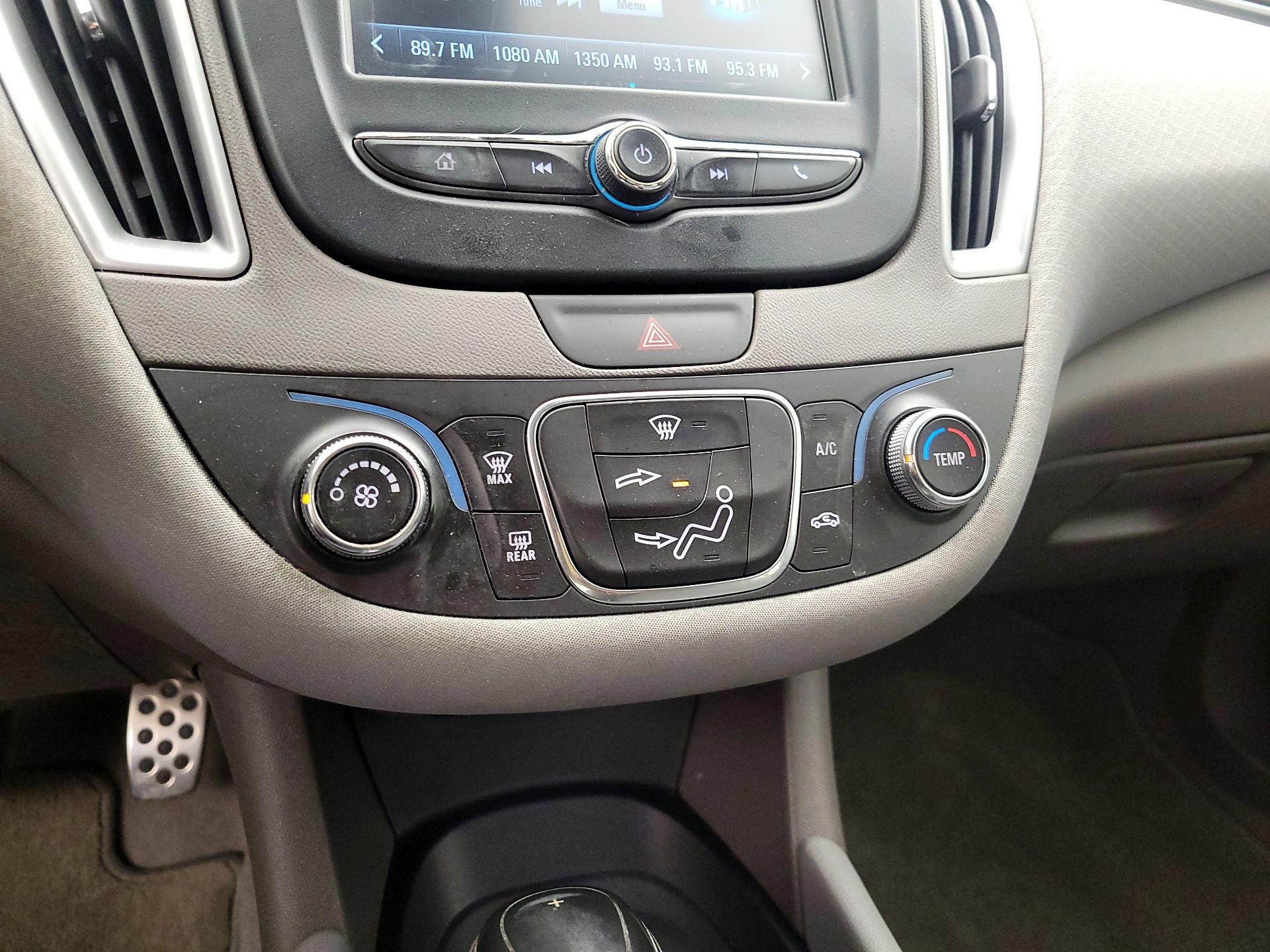 Thumbnail: 2016 Chevrolet Malibu - 16