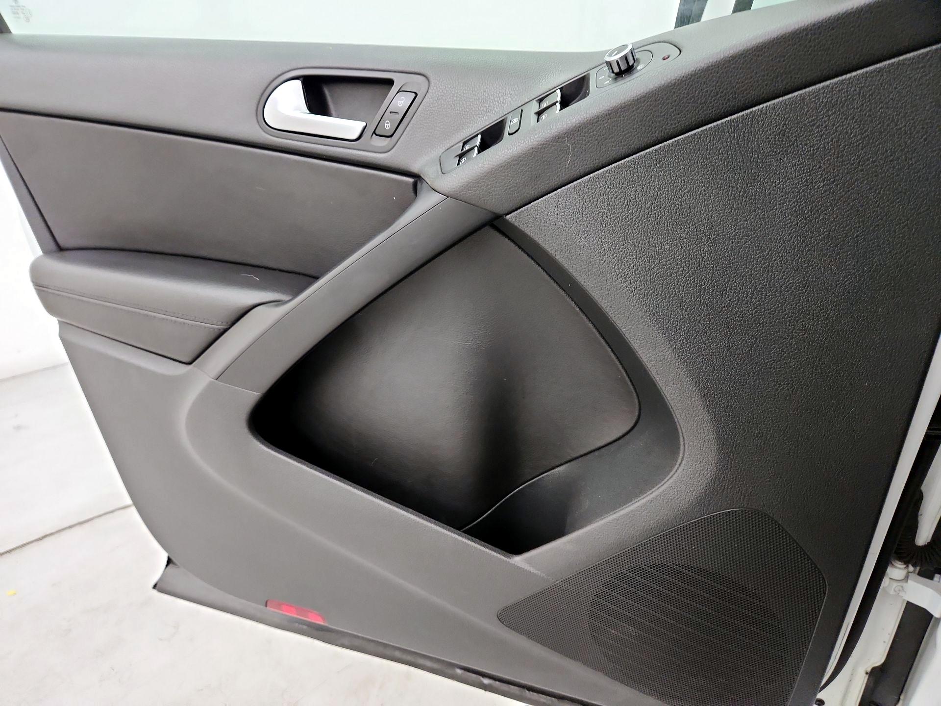 Thumbnail: 2015 Volkswagen Tiguan - 12