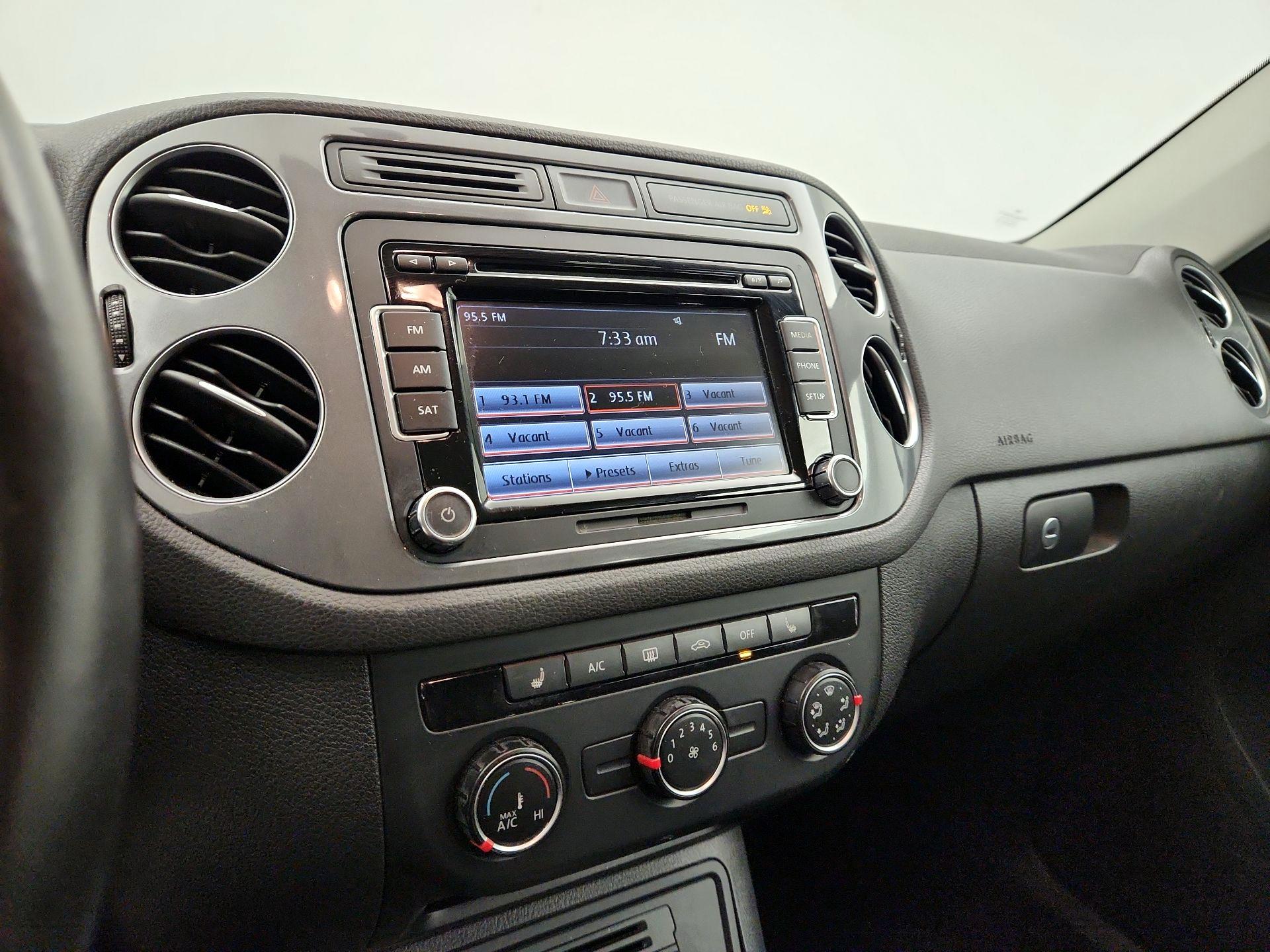 Thumbnail: 2015 Volkswagen Tiguan - 15