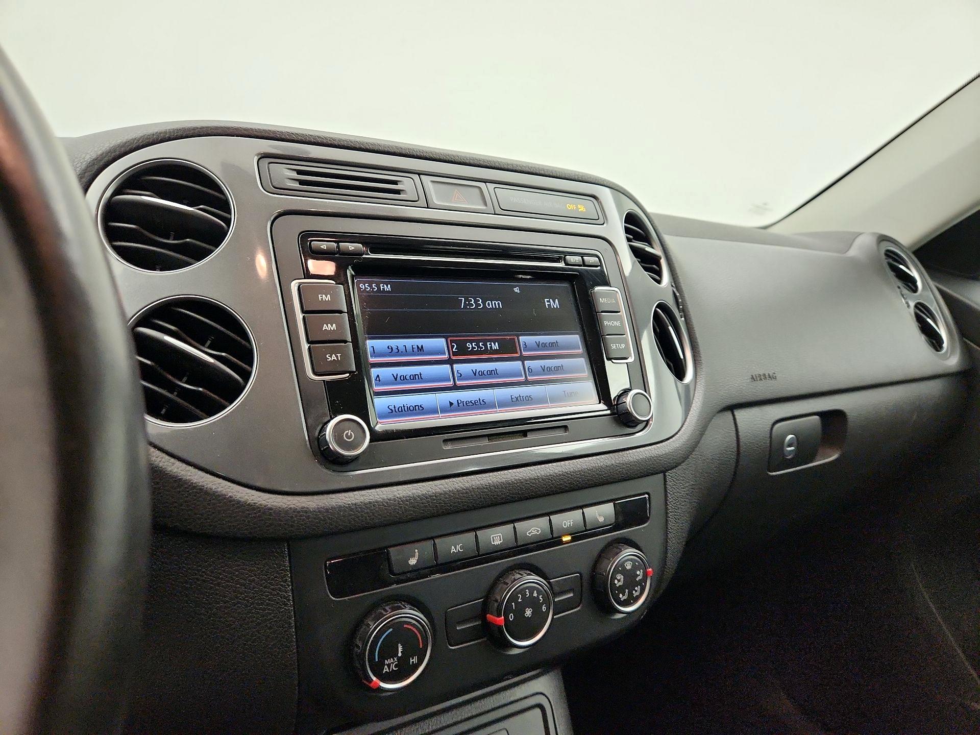 Thumbnail: 2015 Volkswagen Tiguan - 16