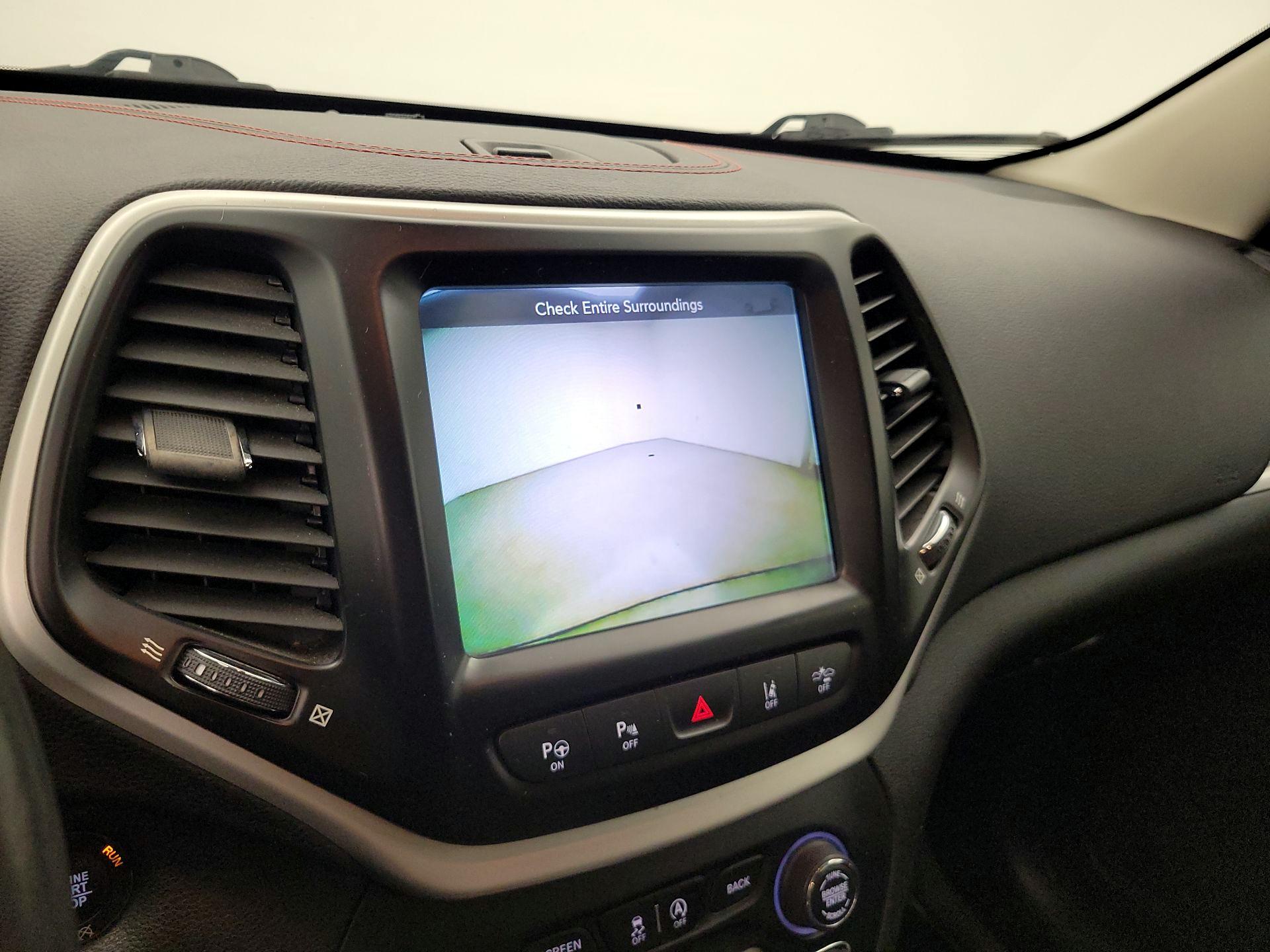 Thumbnail: 2017 Jeep Cherokee - 14