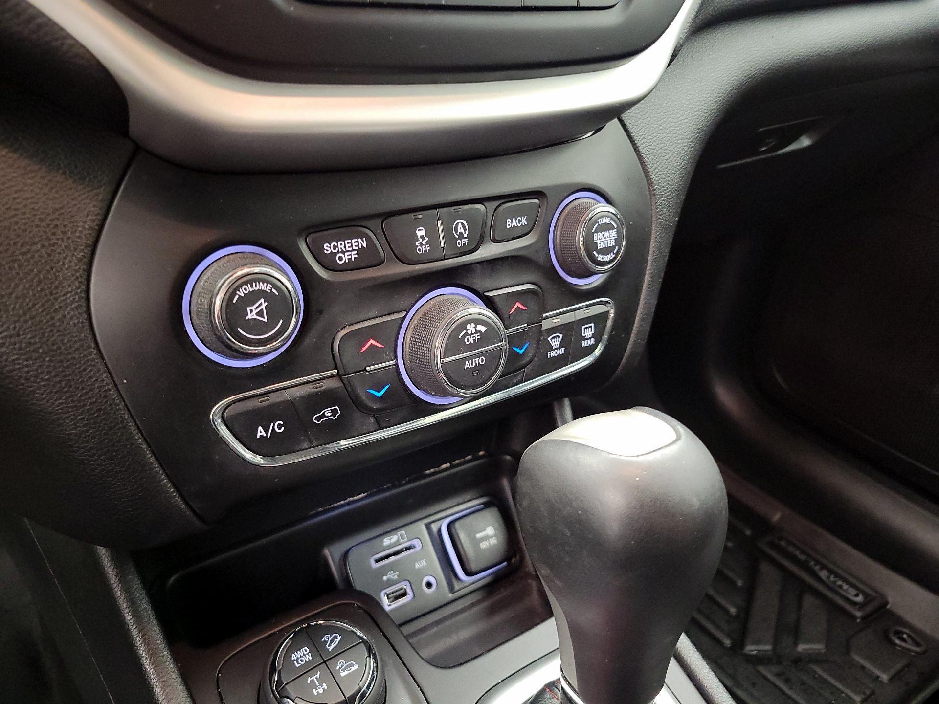 Thumbnail: 2017 Jeep Cherokee - 16