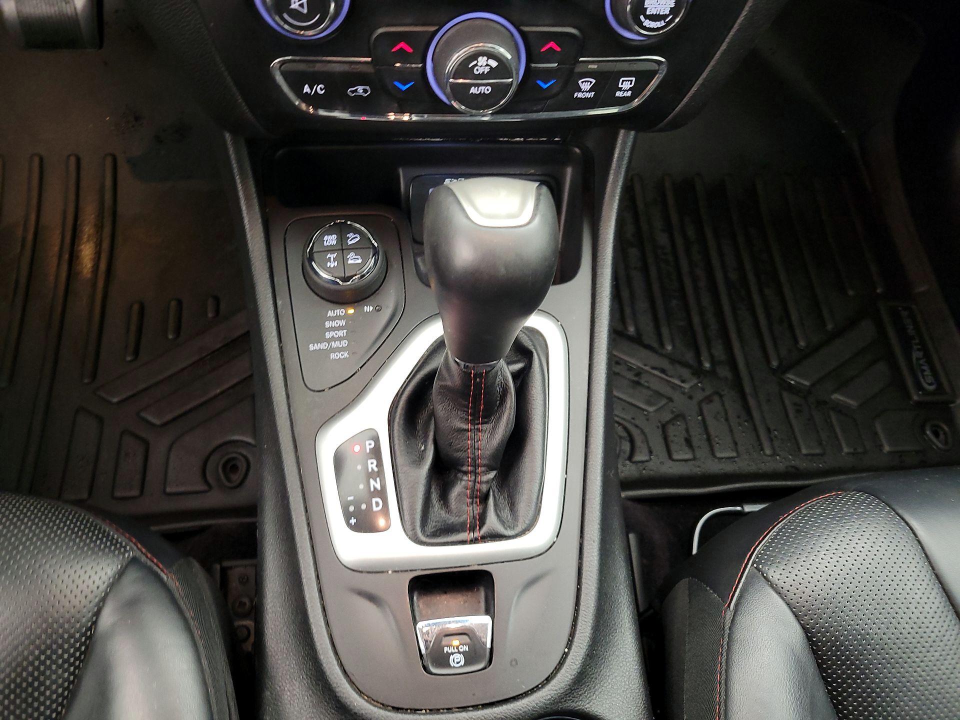 Thumbnail: 2017 Jeep Cherokee - 17