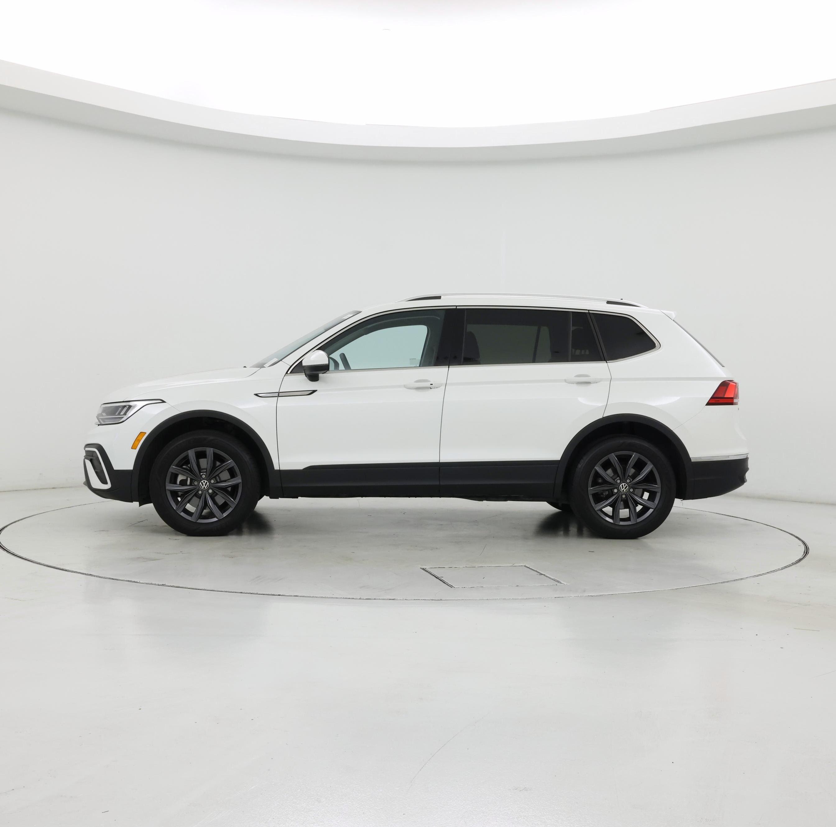Thumbnail: 2023 Volkswagen Tiguan - 3