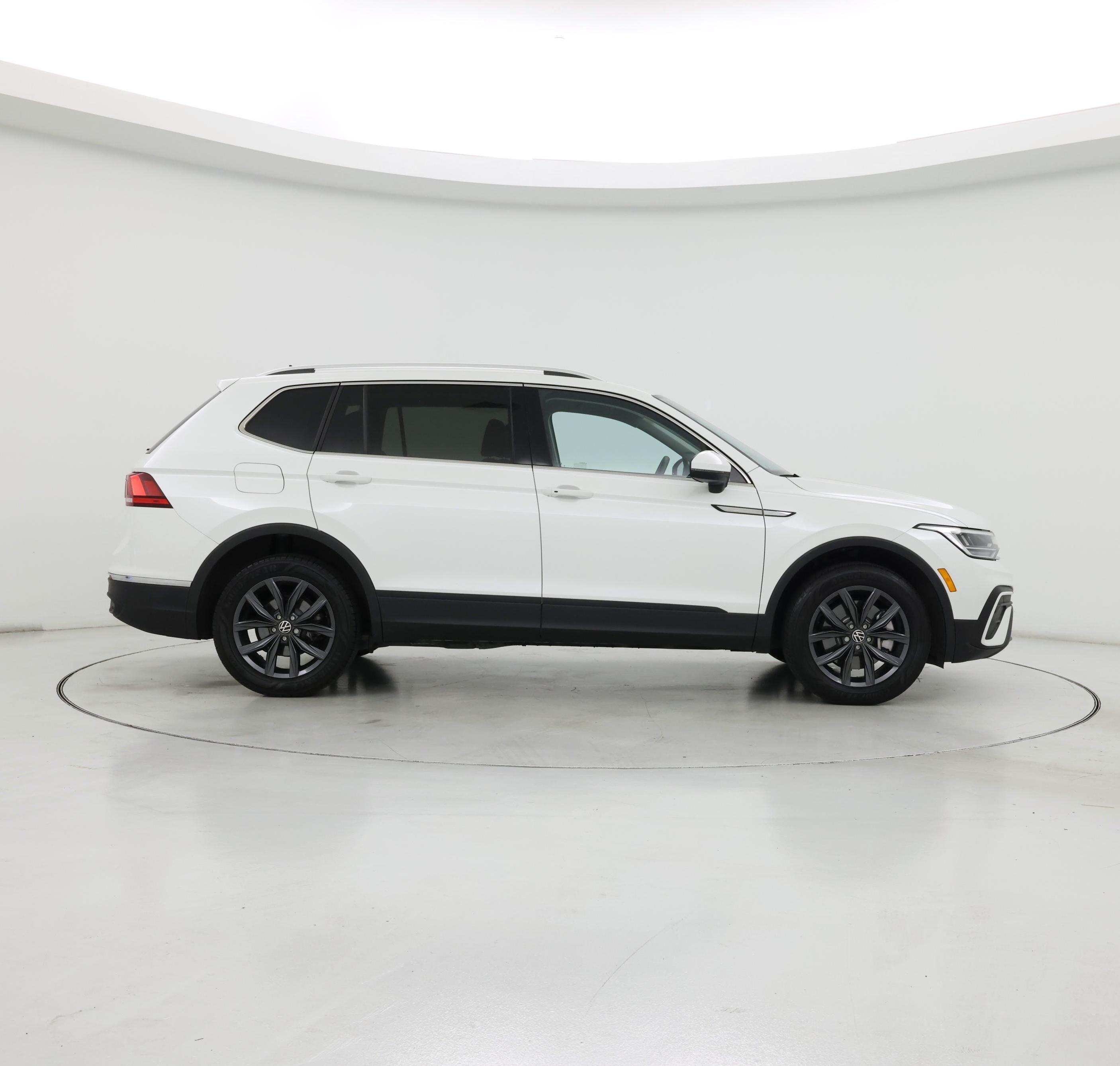 Thumbnail: 2023 Volkswagen Tiguan - 7