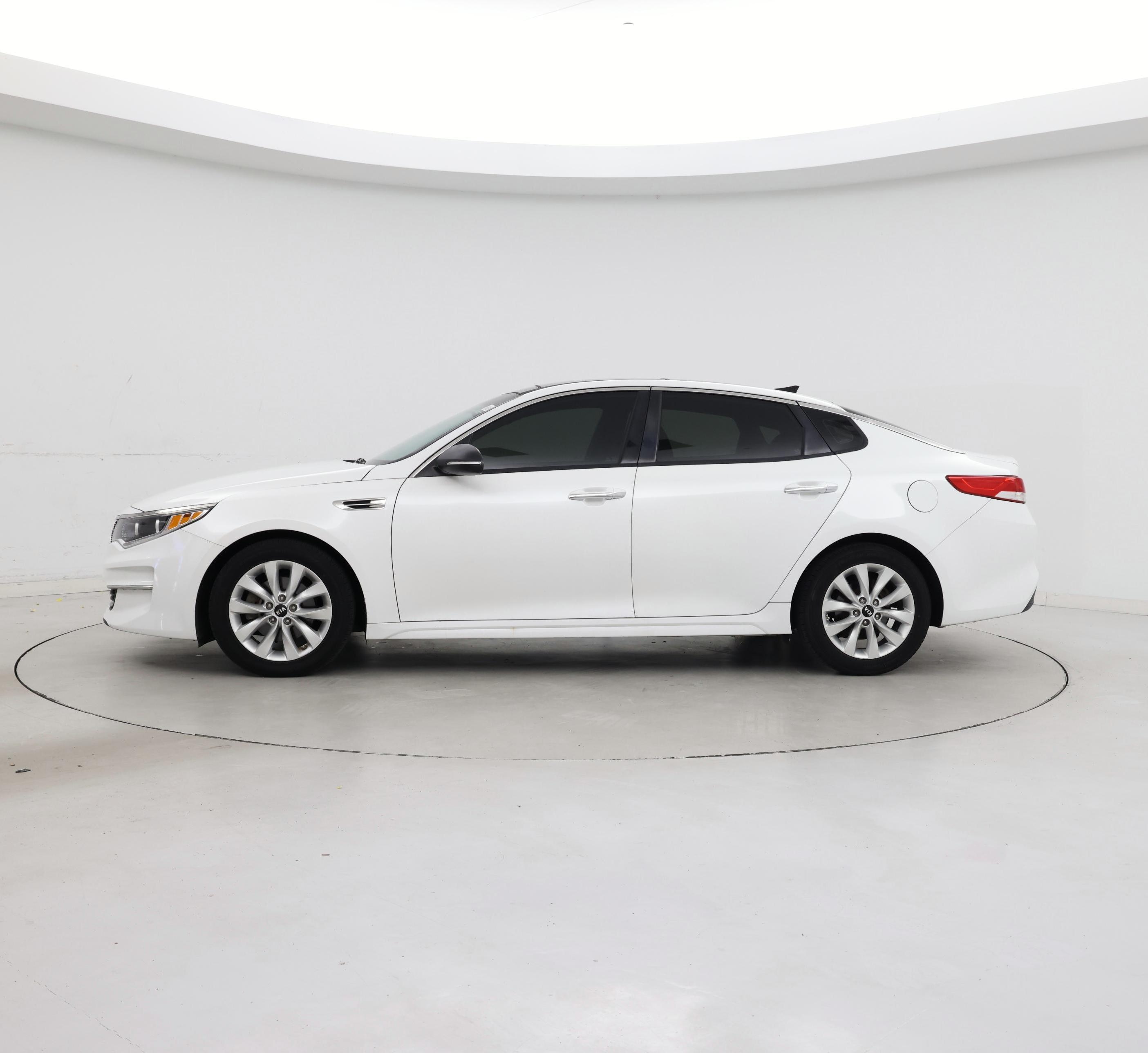 Thumbnail: 2016 Kia Optima - 3