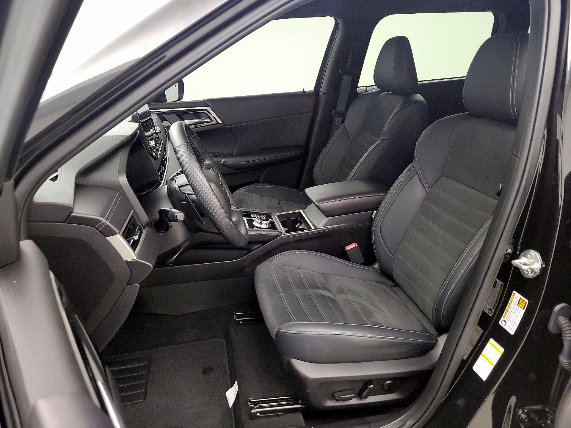 Thumbnail: 2024 Mitsubishi Outlander - 11