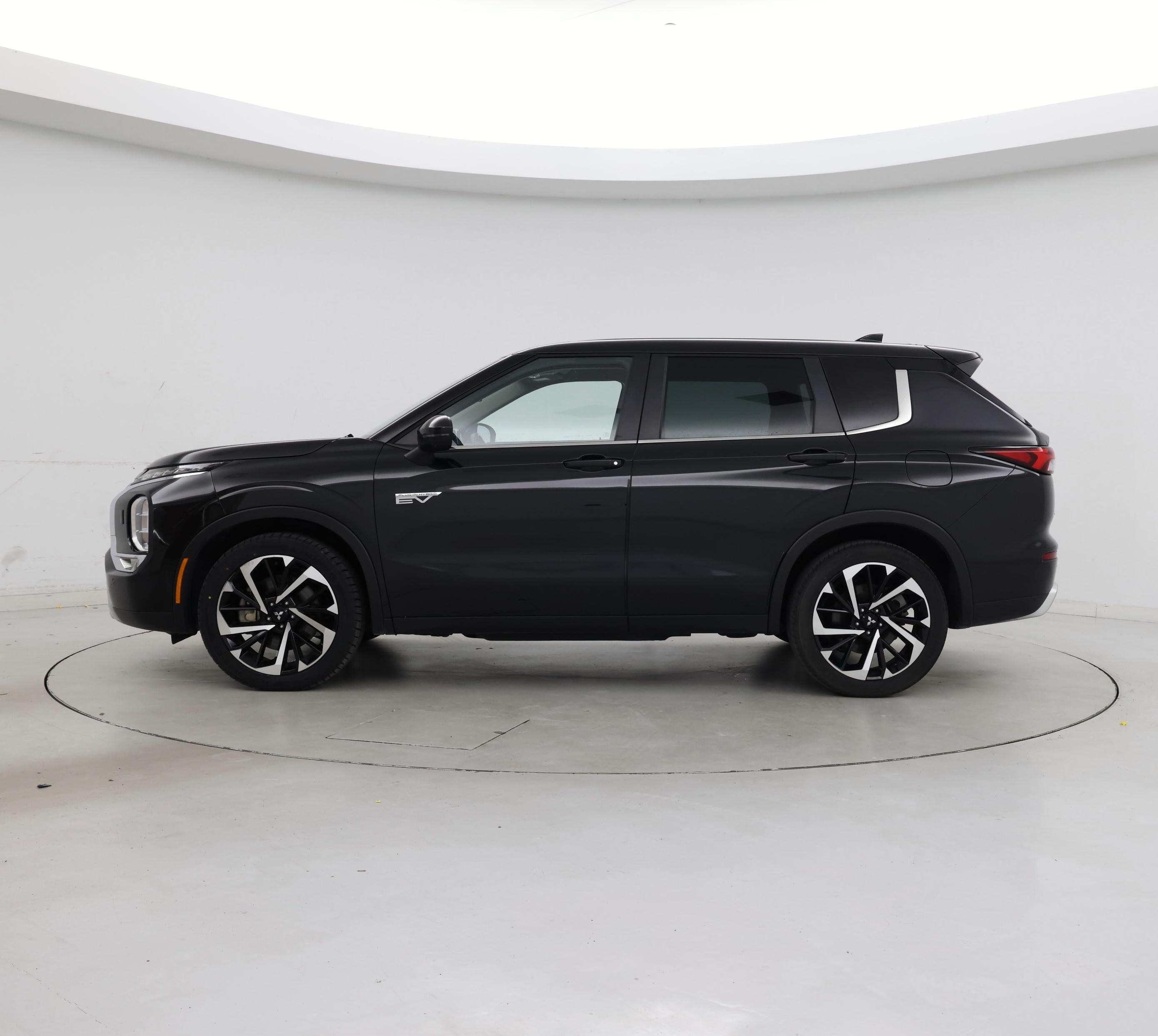 Thumbnail: 2023 Mitsubishi Outlander - 3
