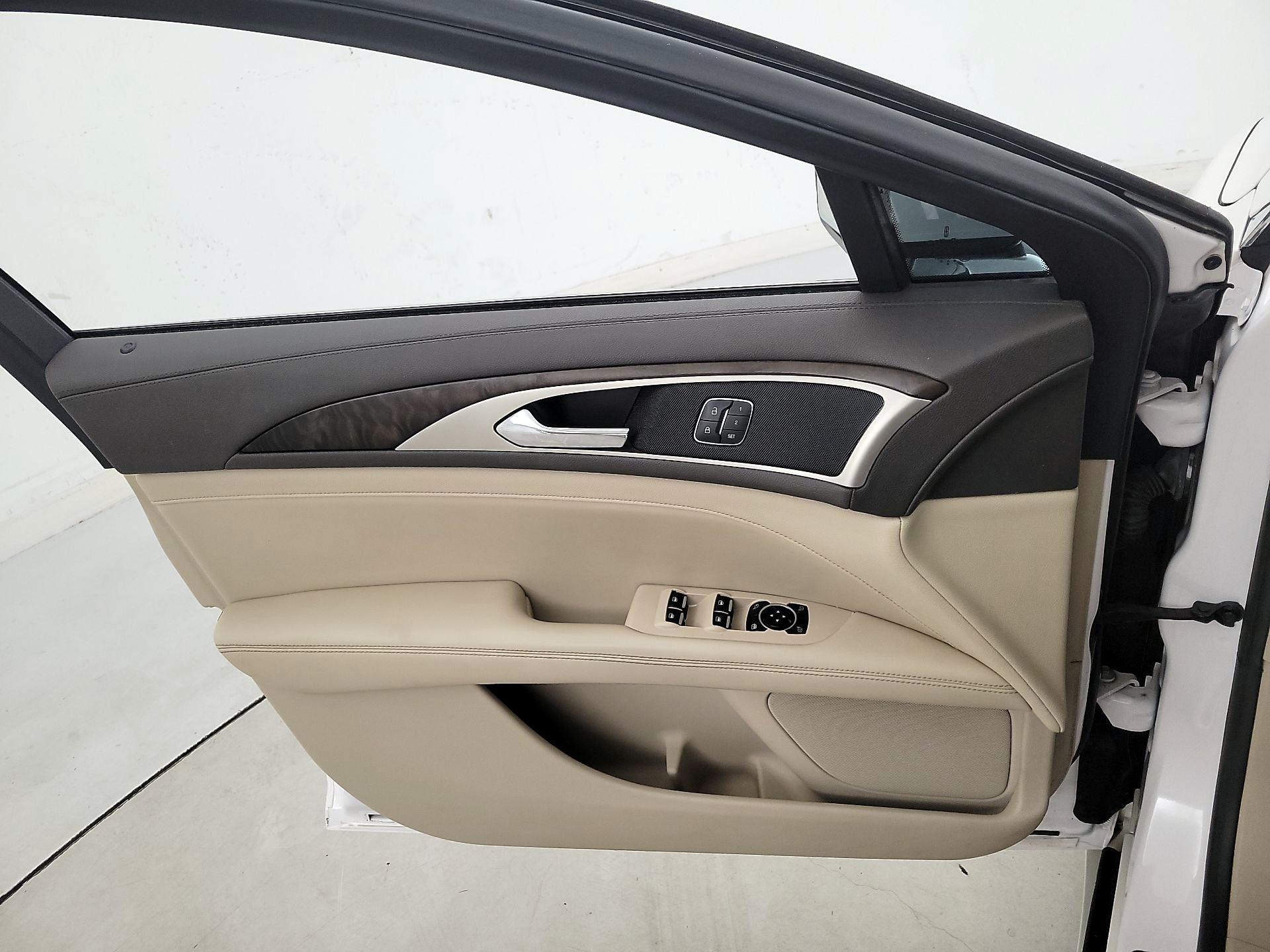 Thumbnail: 2017 Lincoln MKZ - 12