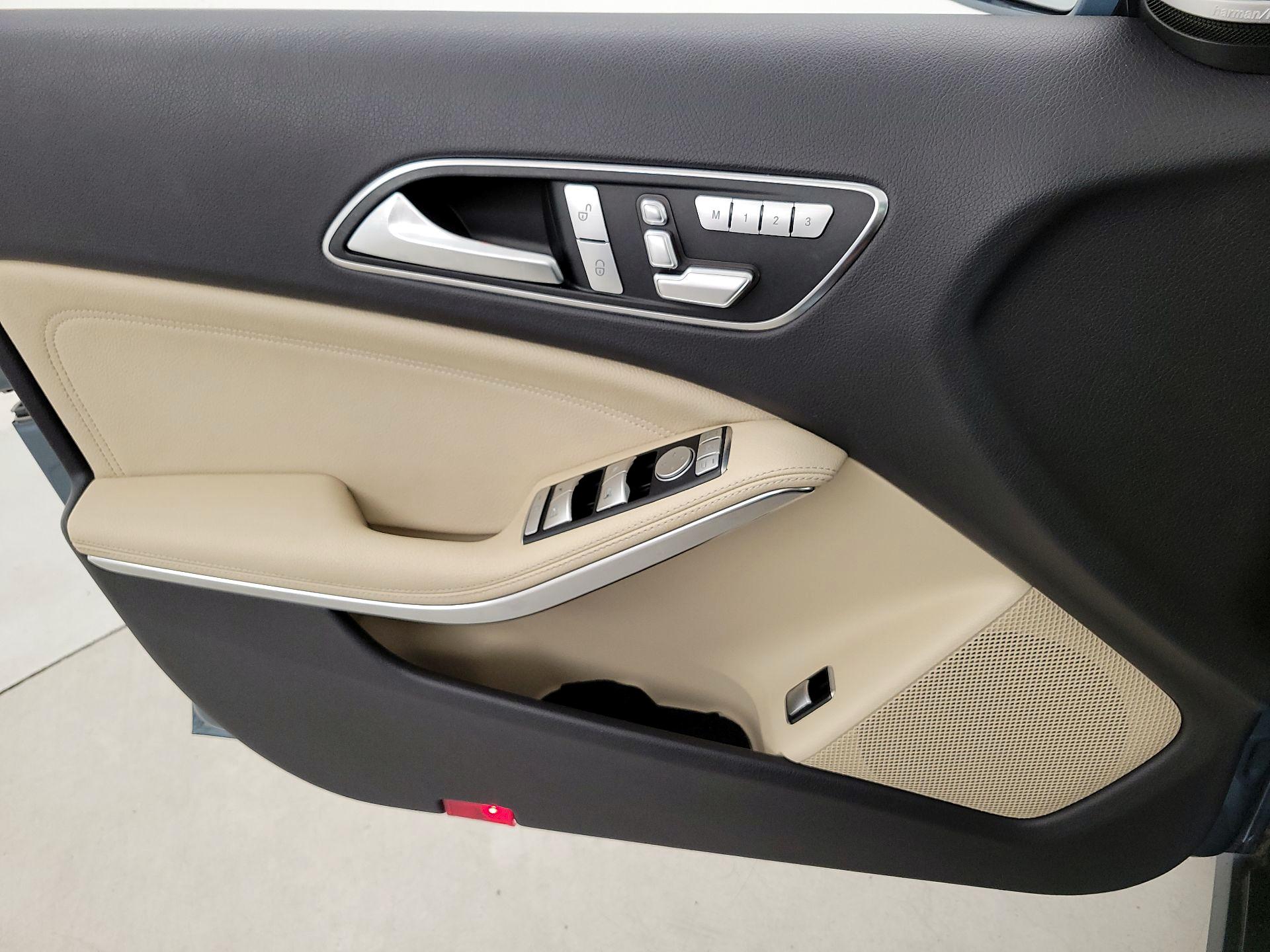 Thumbnail: 2015 Mercedes-Benz GLA - 12