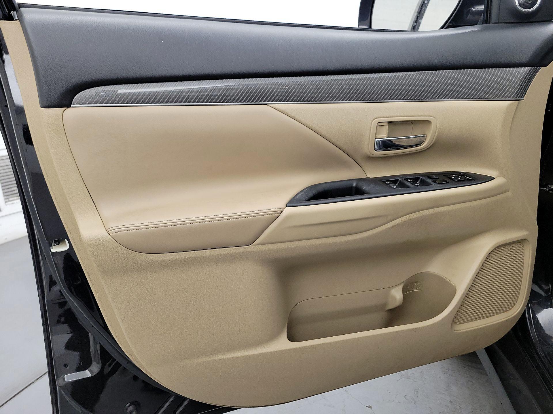 Thumbnail: 2020 Mitsubishi Outlander - 12