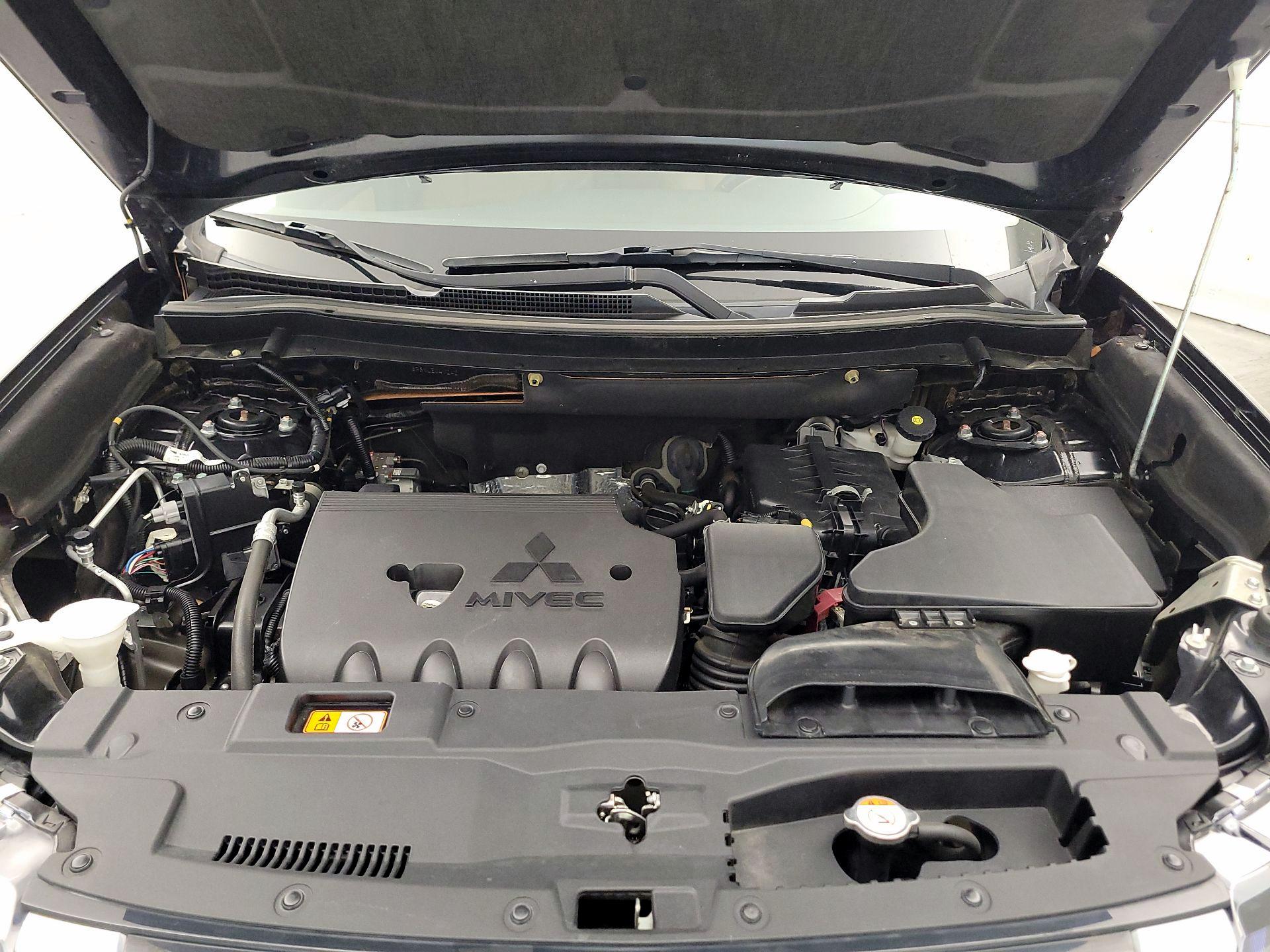 Thumbnail: 2020 Mitsubishi Outlander - 17