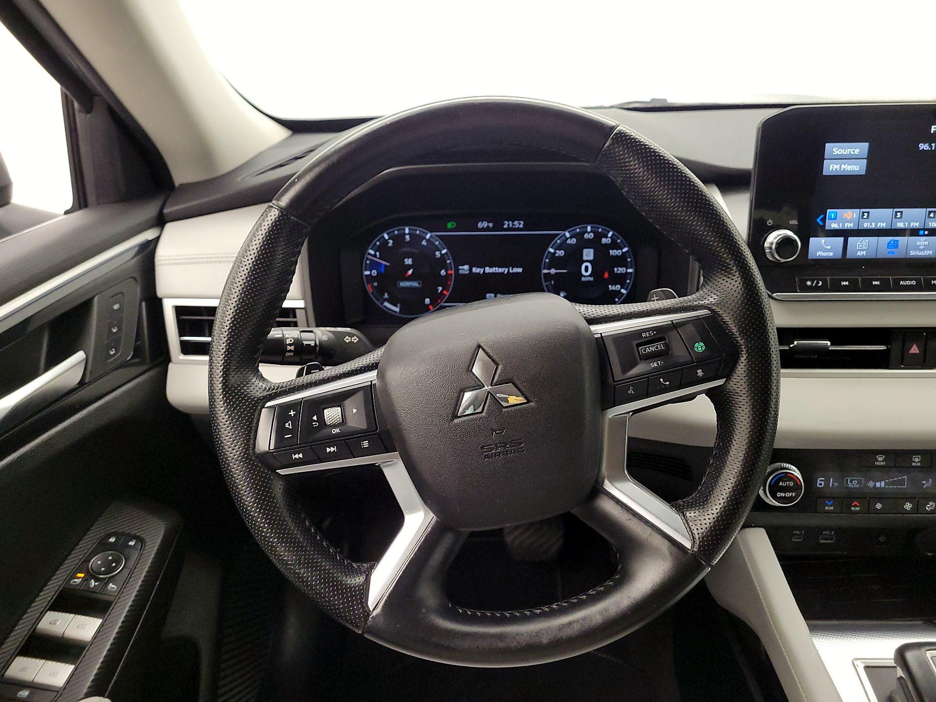 Thumbnail: 2023 Mitsubishi Outlander - 10