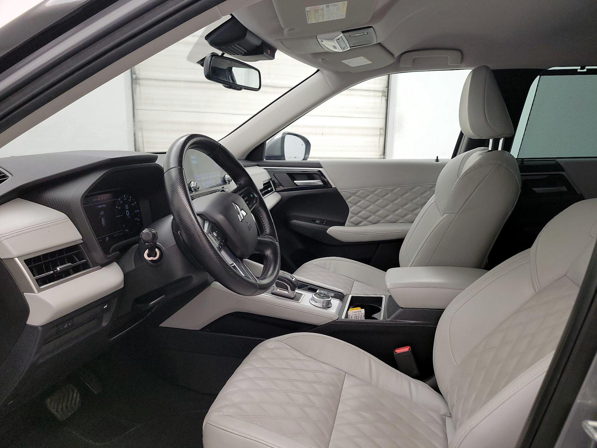 Thumbnail: 2023 Mitsubishi Outlander - 11