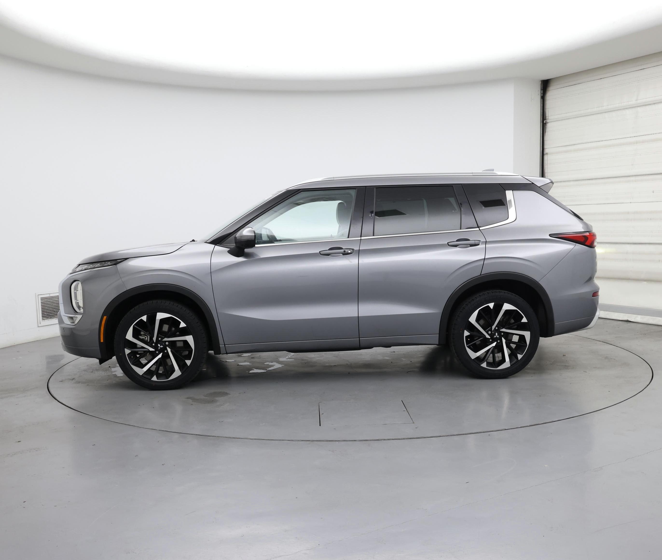 Thumbnail: 2023 Mitsubishi Outlander - 3