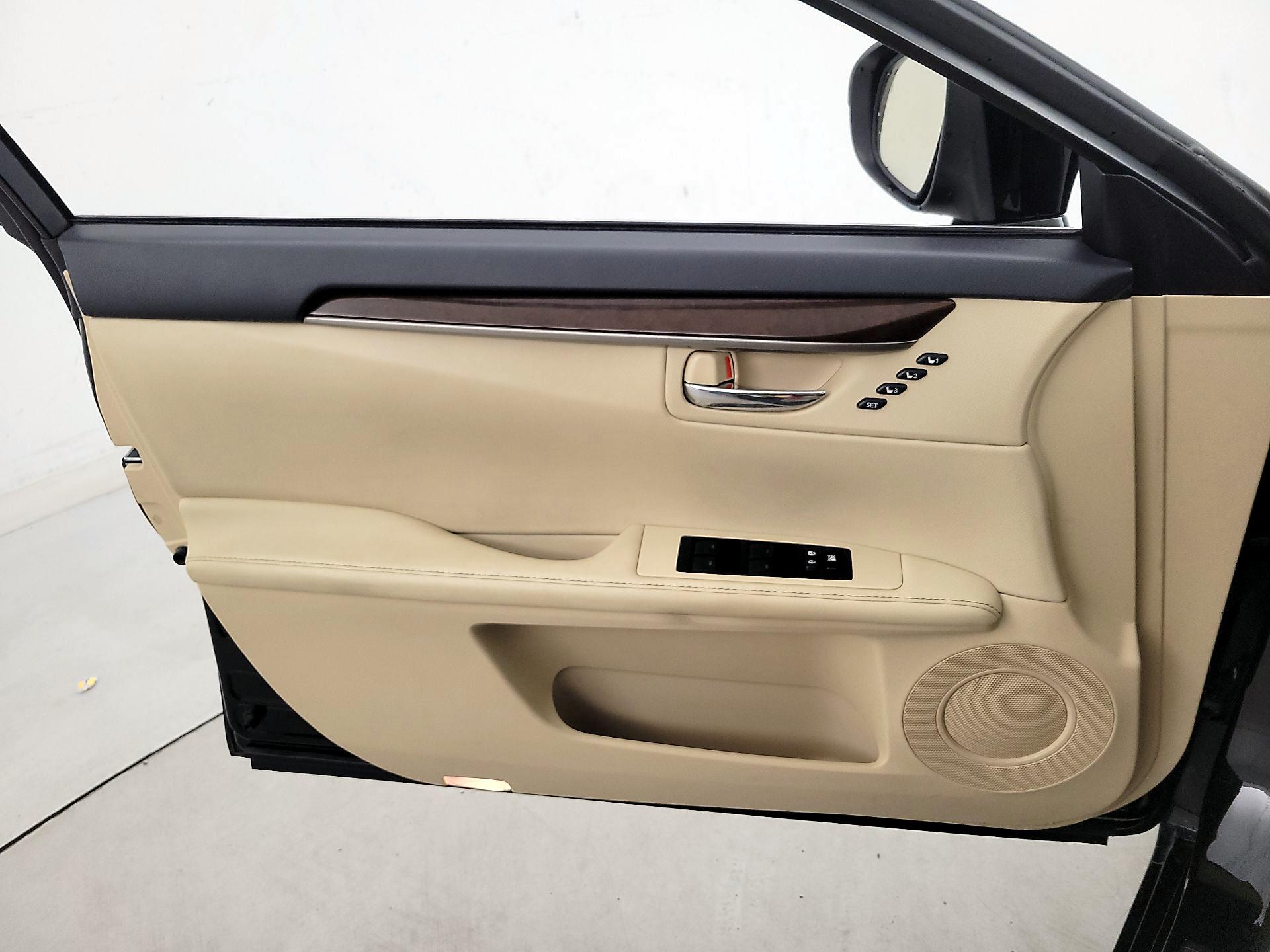 Thumbnail: 2015 Lexus ES - 12