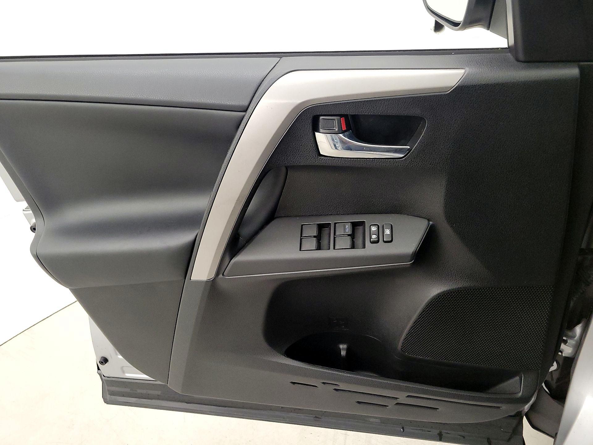 Thumbnail: 2016 Toyota RAV4 - 12