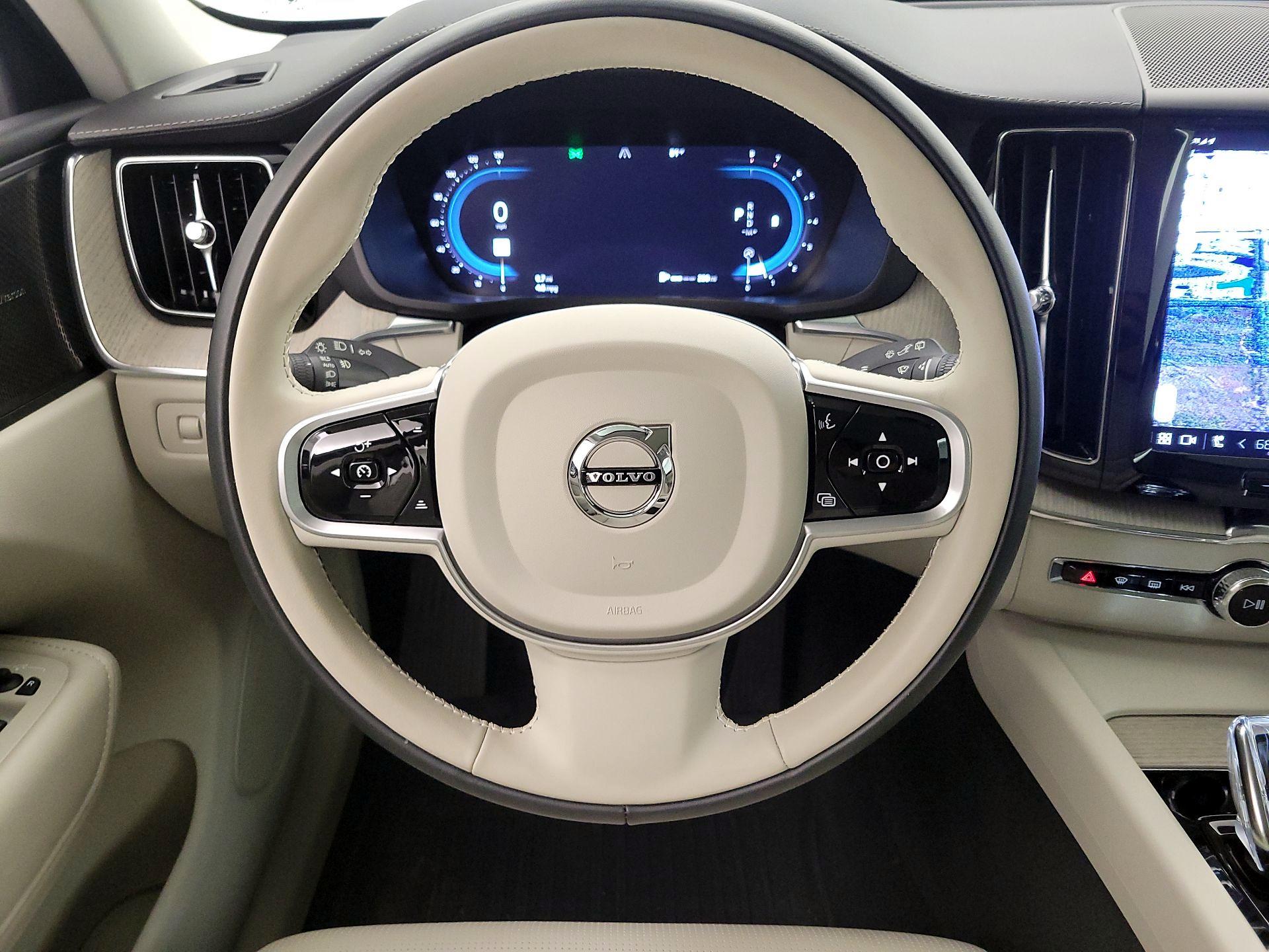Thumbnail: 2022 Volvo XC60 - 10