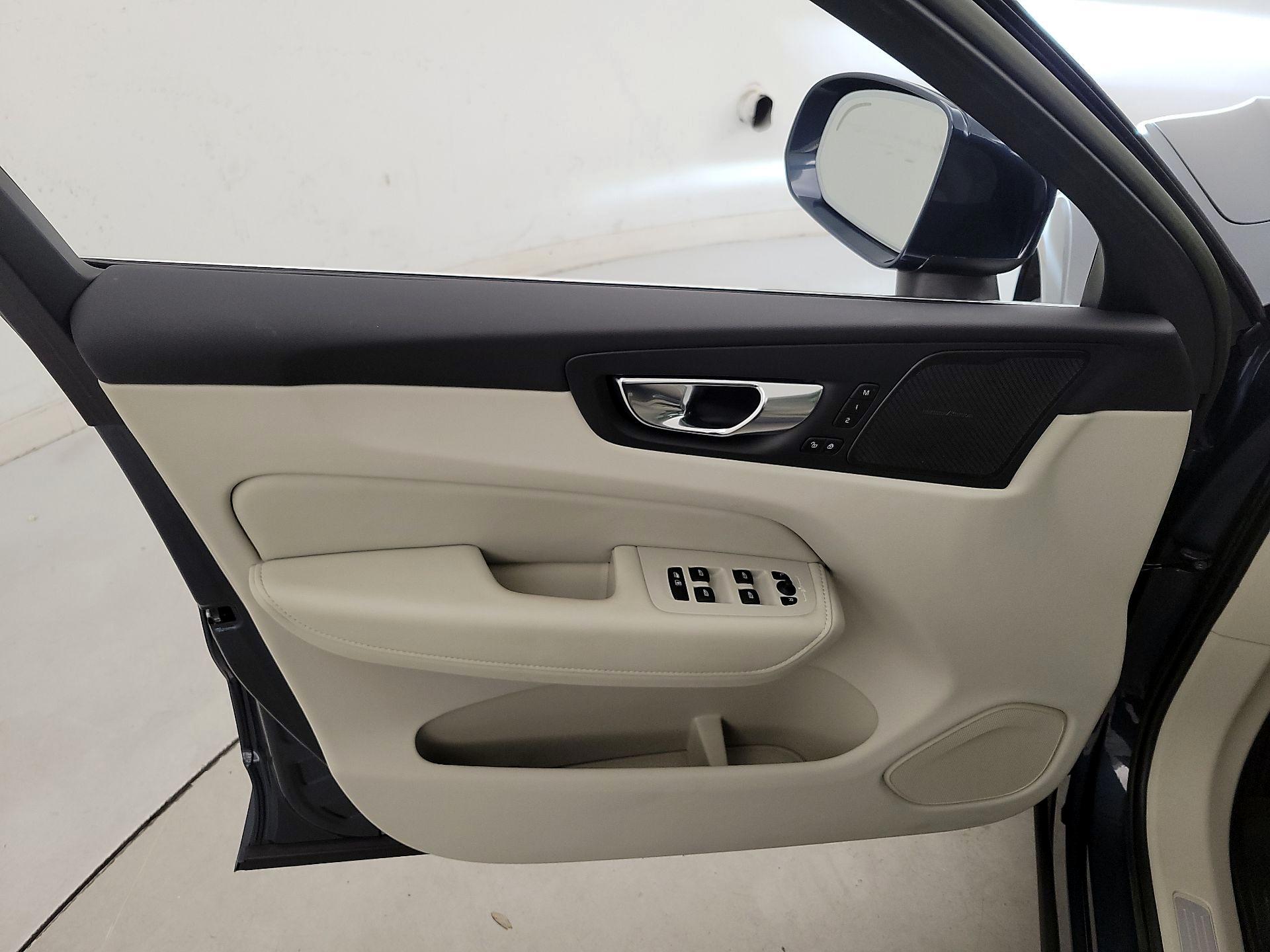 Thumbnail: 2022 Volvo XC60 - 12