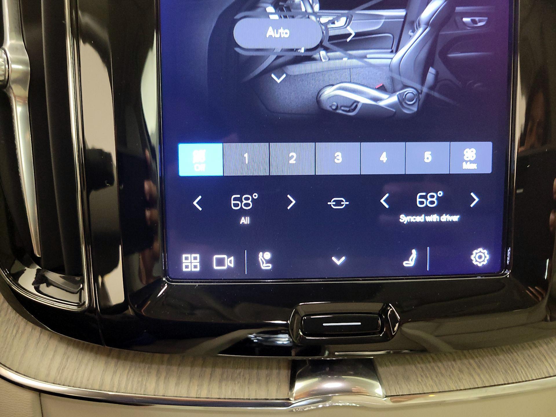 Thumbnail: 2022 Volvo XC60 - 17