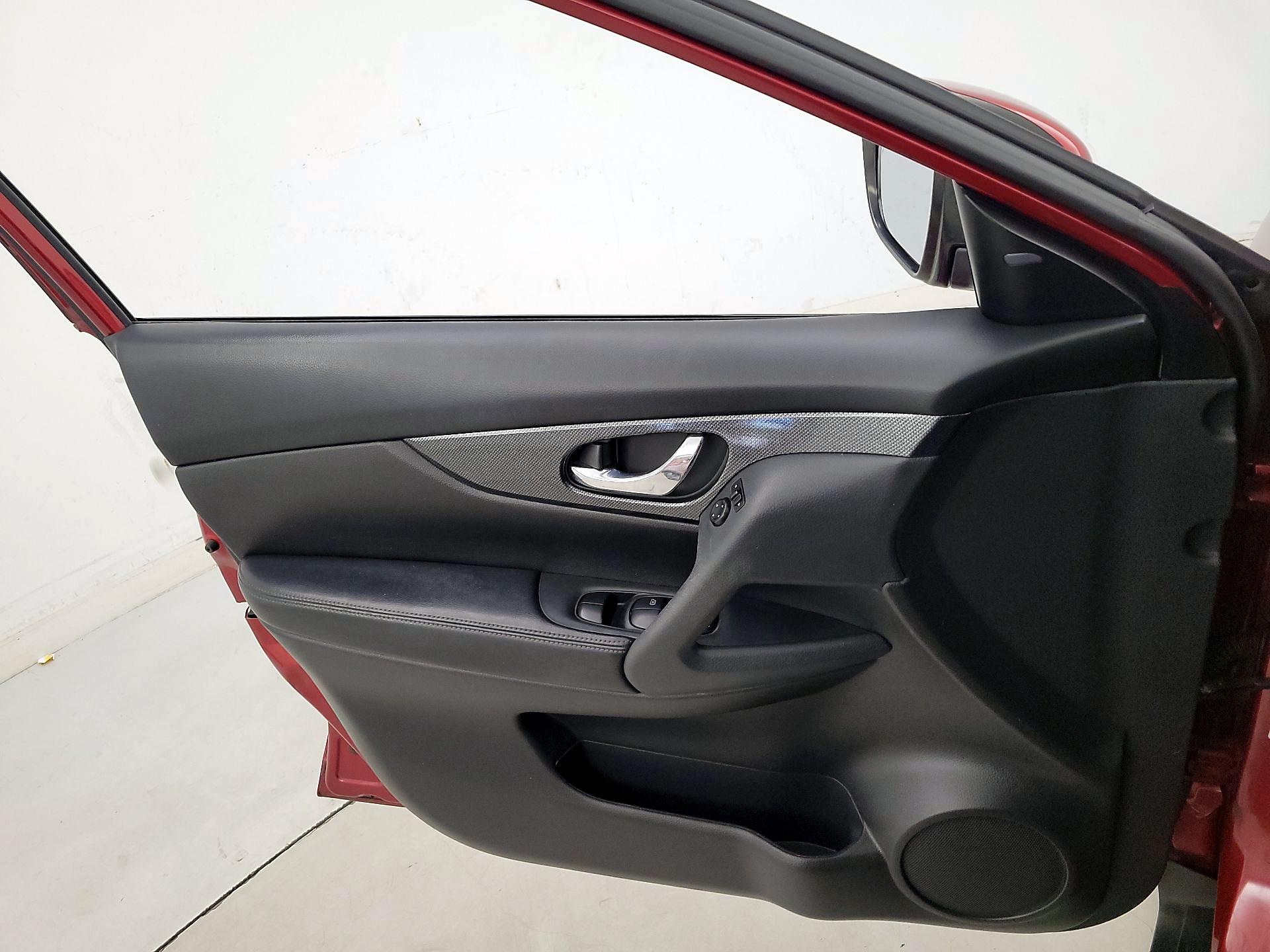 Thumbnail: 2016 Nissan Rogue - 12