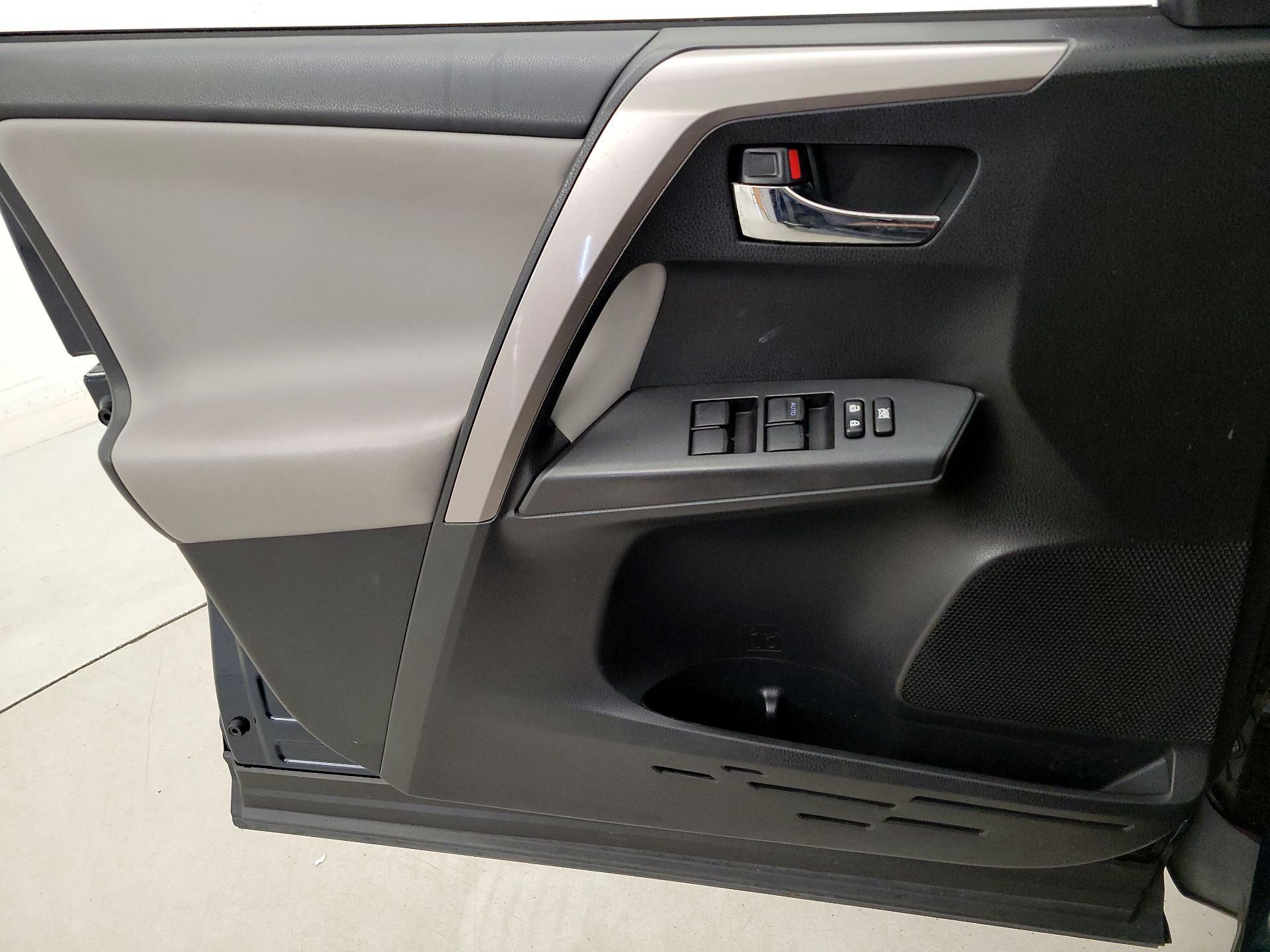 Thumbnail: 2018 Toyota RAV4 - 12