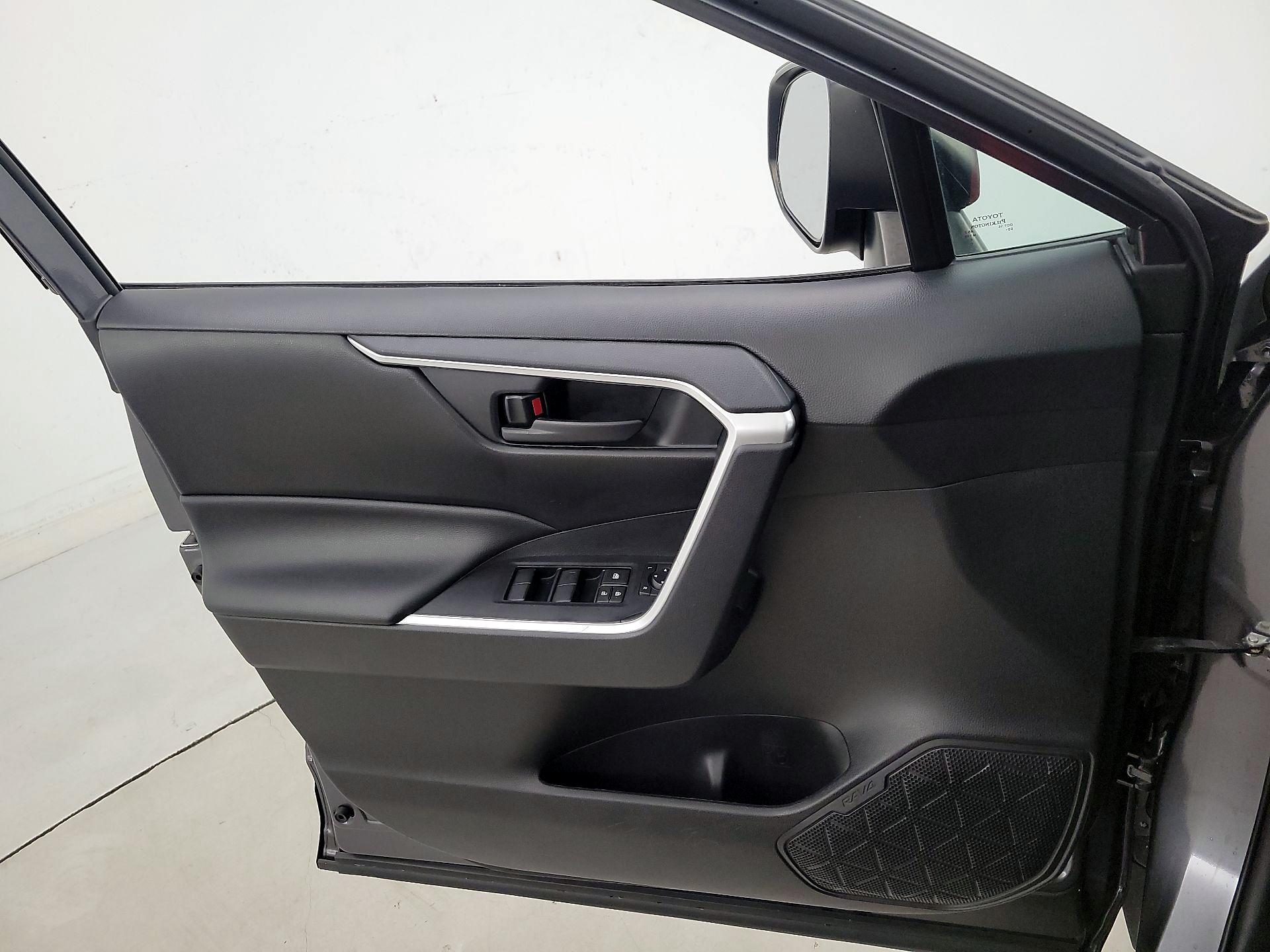 Thumbnail: 2020 Toyota RAV4 - 12