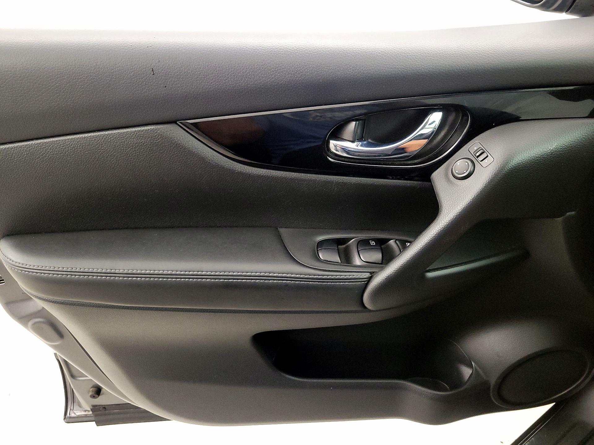 Thumbnail: 2017 Nissan Rogue Sport - 12